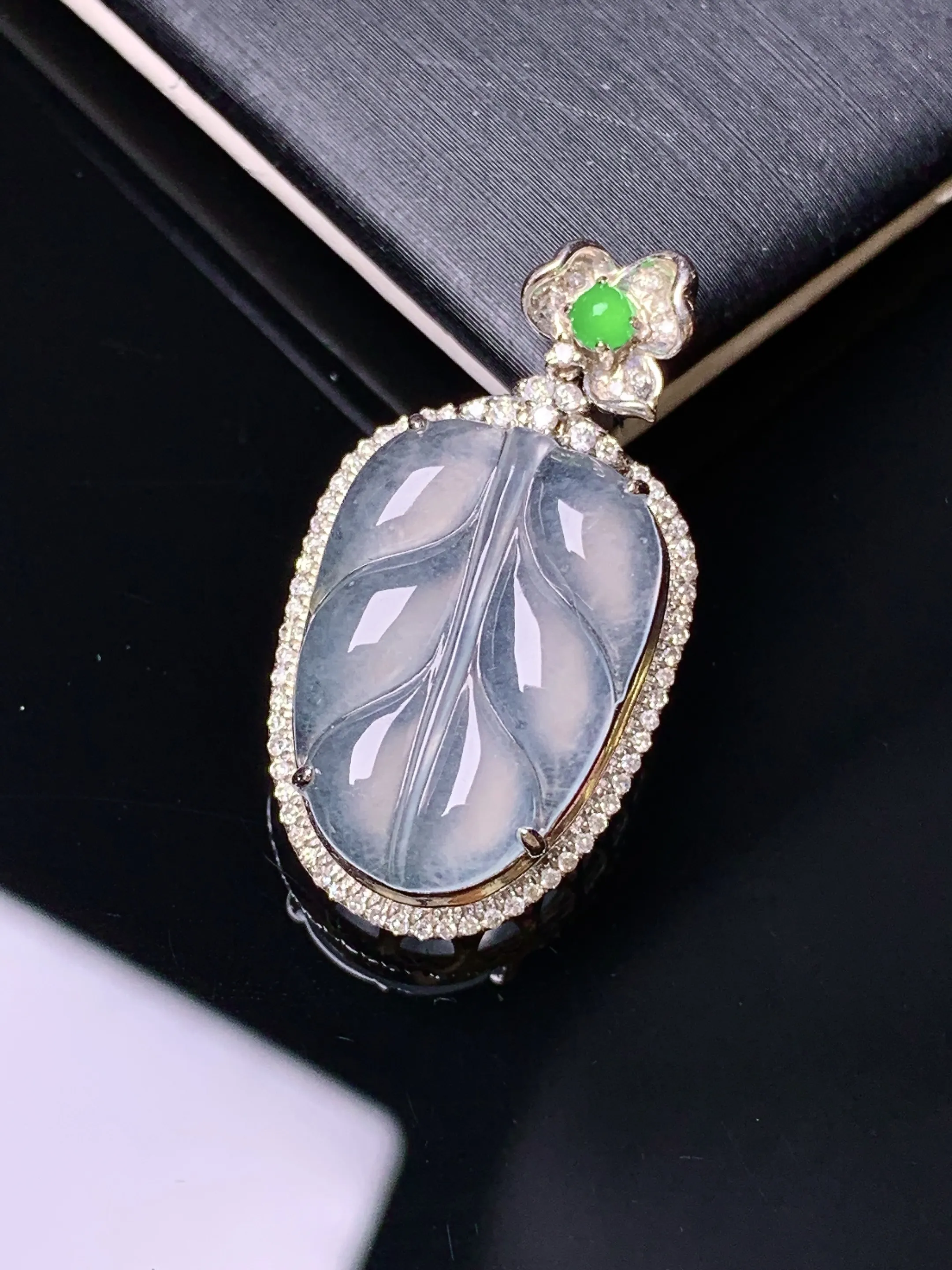 18k金钻镶嵌冰种树叶吊坠 玉质细腻 水润亮眼 色泽艳丽 整体尺寸29.6*15.7*6.8