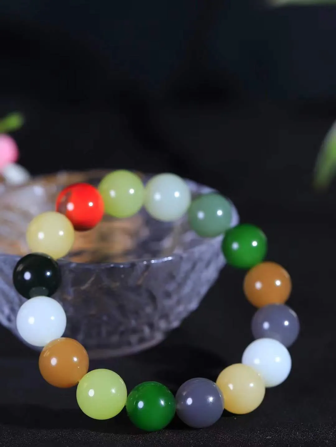 【多宝手串】

精选和田玉多宝手串，每一颗玉石都凝聚自然的灵气与岁月的沉淀，寓意福禄寿喜，守护您的平安与幸福。佩戴它，感受千年玉文化的温润与优雅。重55.4克  尺寸取一13.1mm  56120739A