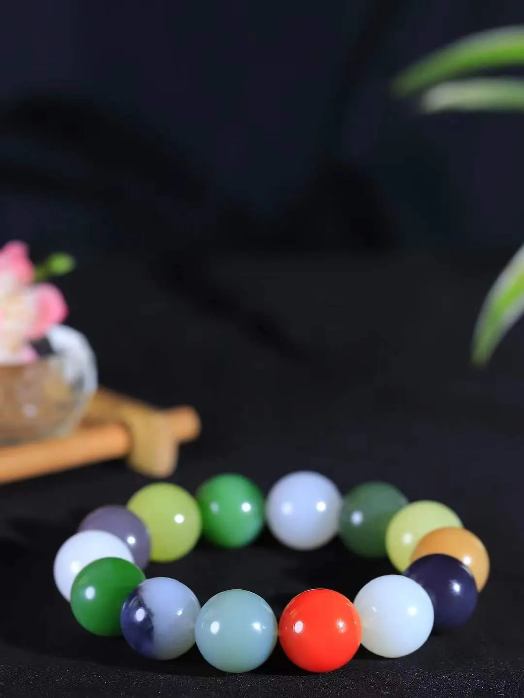 【多宝手串】

精选和田玉多宝手串，每一颗玉石都凝聚自然的灵气与岁月的沉淀，寓意福禄寿喜，守护您的平