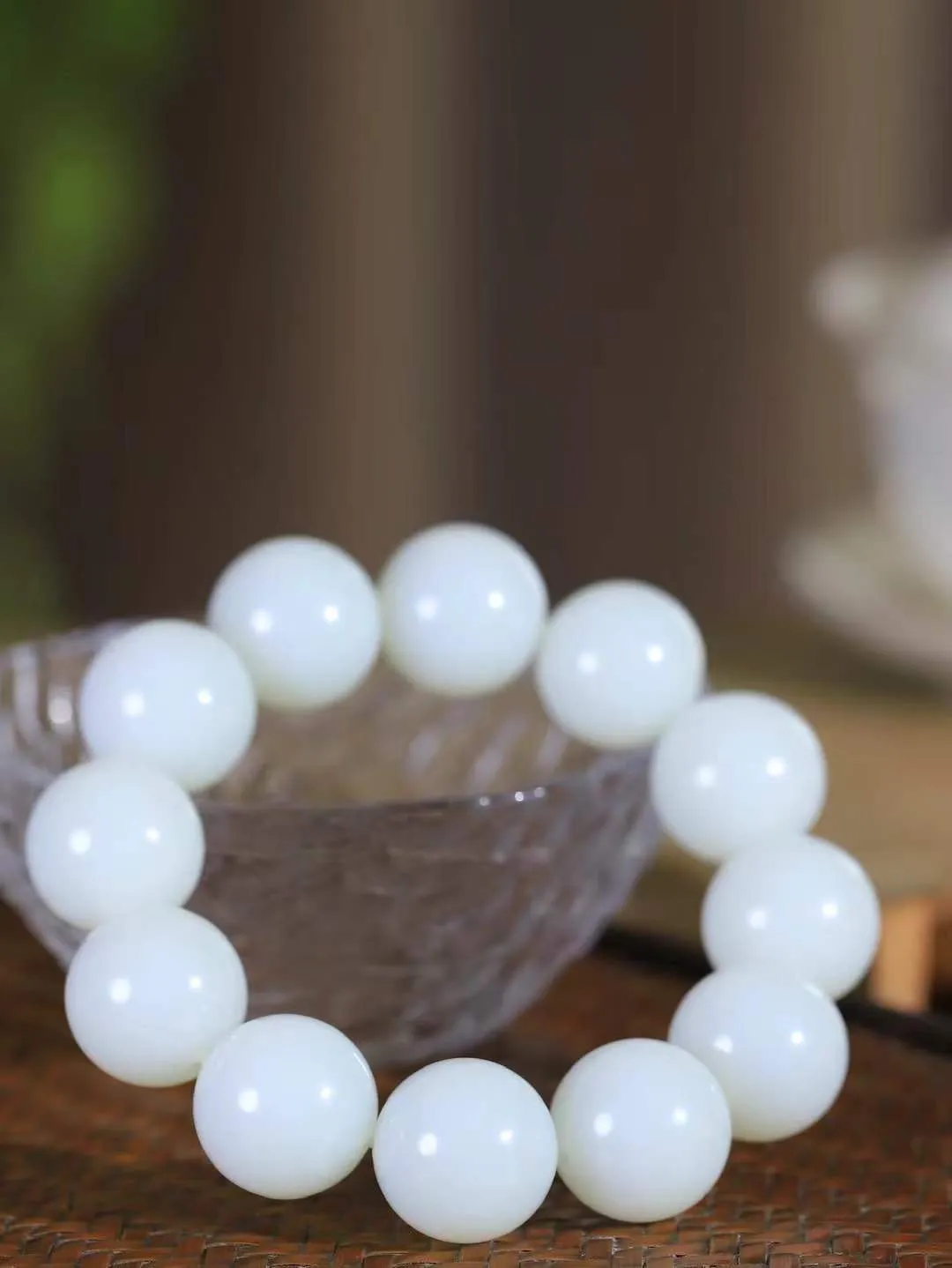 【珠圆玉润.手串】

精品️和田玉白玉珠圆玉润手串 玉质温润细腻  整串打磨圆润，佩戴舒适。珠珠落玉盘，间关莺语花底滑，一生美好时光，无论身在何处，都有它相伴相守。事事顺遂，幸福美满，吉祥如意。重108.5克 尺寸取一18mm  FDA-22120733