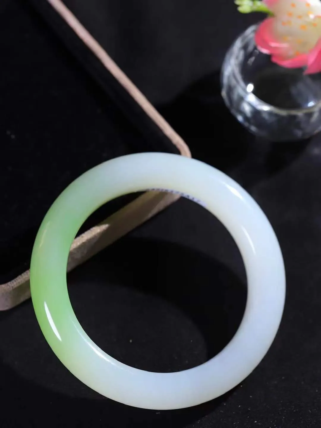 【翠色怡人.手镯】

让开让开[吃瓜]重器来了～️️
好久没见过这么白底色的翠青手镯[吃瓜]
同料所出，翠白分明，翠色青翠鲜艳，白肉干净纯正。收藏传家臻品。重61.8克  尺寸54.5-12-10.2mm  FDT-45120776