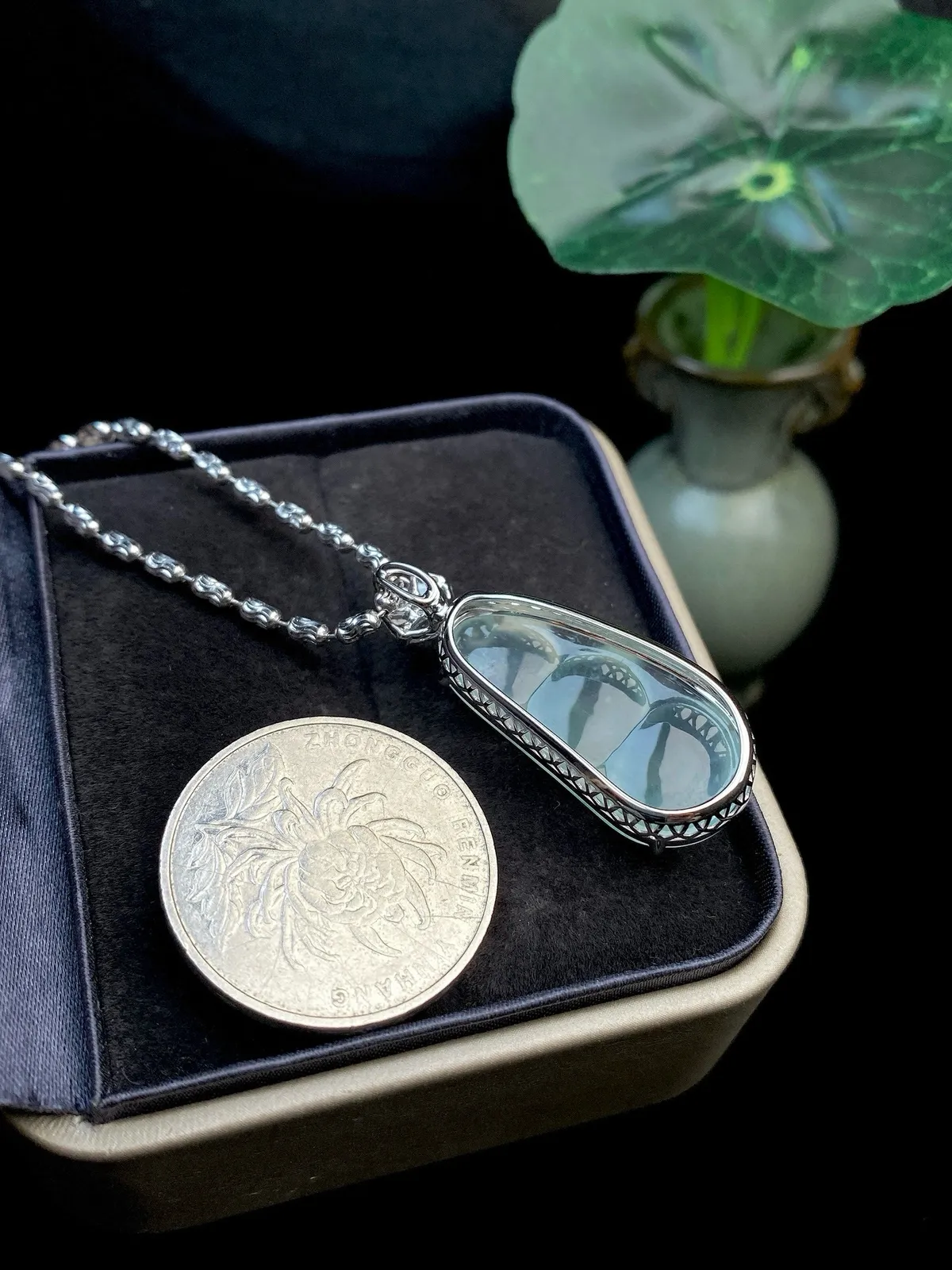 【冰种福豆吊坠】种地上乘，冰感十足，通透起光，饱满圆润，收藏品质，18k金钻镶嵌，裸石尺寸27.6*13.6*4.7毫米