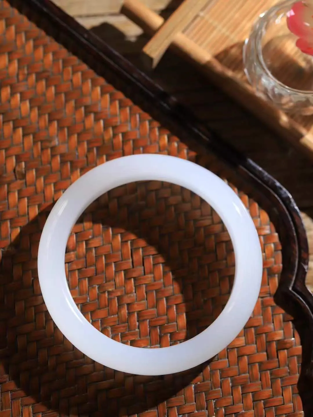 【情有独钟.手镯】

收藏级和田玉白玉手镯 玉质温润细腻 油性十足 手感舒适，高华雅逸，线条流畅，简约大气，美自天成，素雅高贵。佩戴于腕间，婉约之美，举手投足间透出那低调奢华。重52.3克 内径54.5mm 尺寸13.7-8.3mm   FDT-79126795