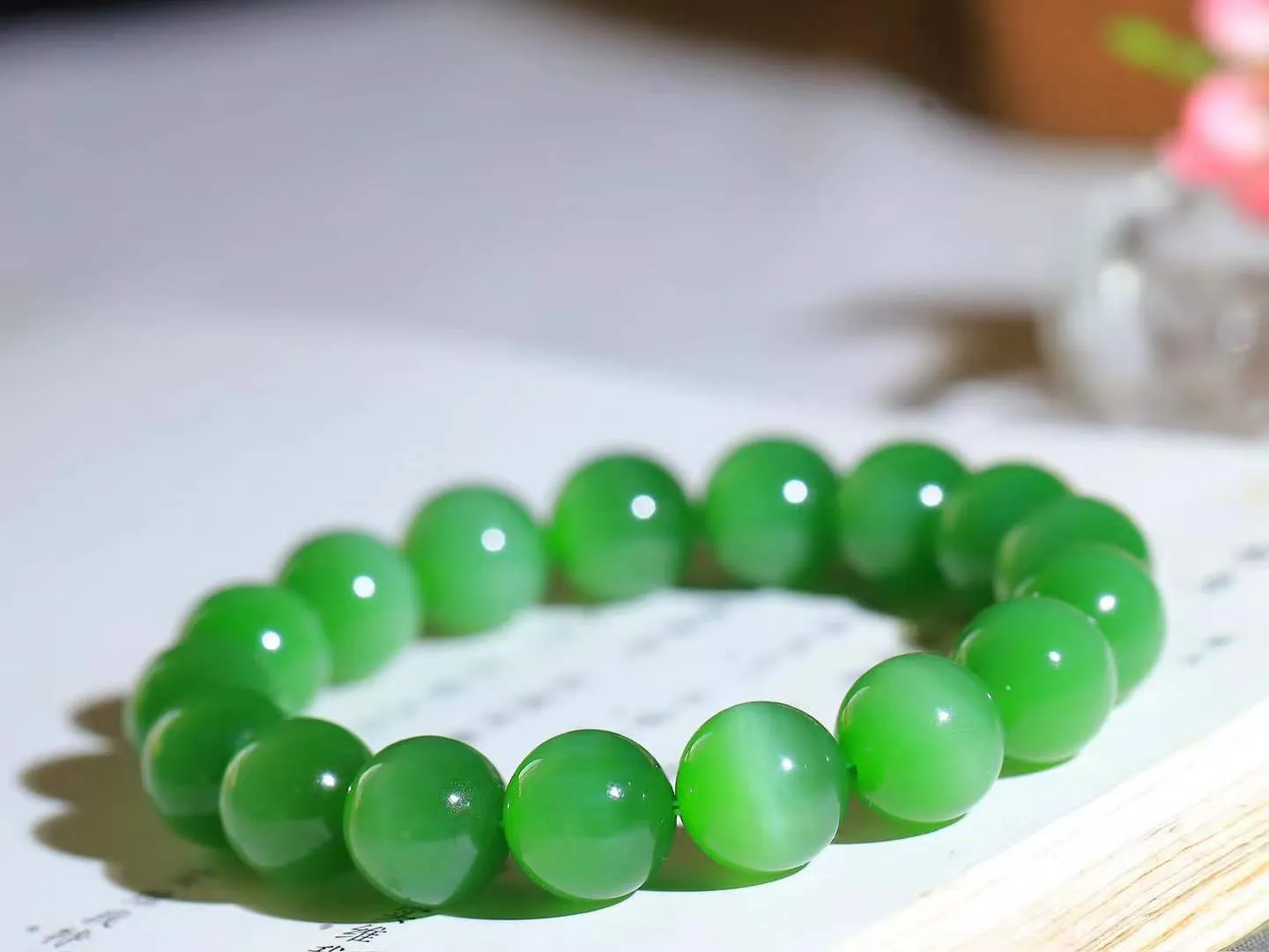 【珠圆玉润.手串】

收藏级臻品️和田玉碧玉猫眼珠圆玉润手串 玉质温润细腻  整串打磨圆润，佩戴舒适。珠珠落玉盘，间关莺语花底滑，一生美好时光，无论身在何处，都有它相伴相守。事事顺遂，幸福美满，吉祥如意。重46克 尺寸取一11.8mm FDT-16120713