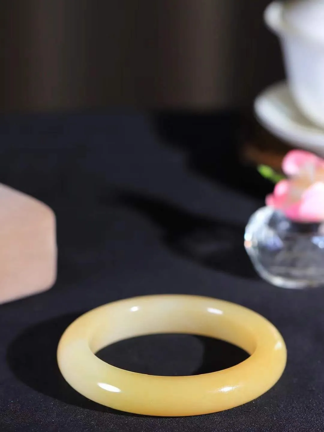 【情有独钟.手镯】

精品和田玉糖白玉手镯 玉质温润细腻 油性十足 手感舒适，高华雅逸，线条流畅，