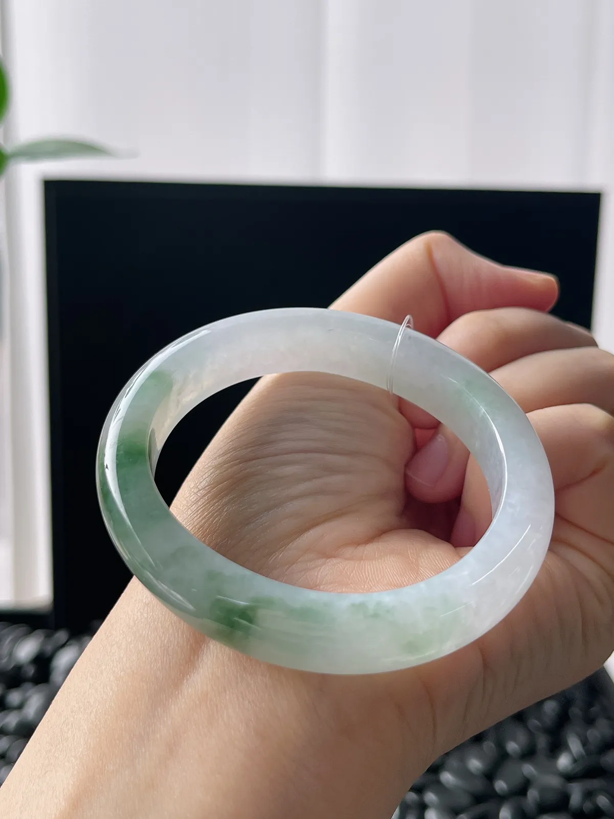 贵妃镯52.5圈口，翡翠冰糯种飘绿手镯