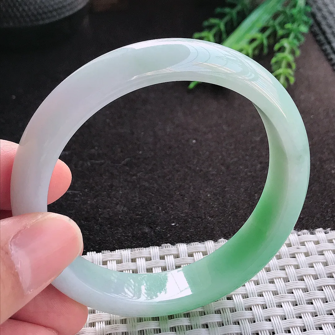 天然A货翡翠58/13.7/7.8老坑冰润飘绿手镯宽边玉镯