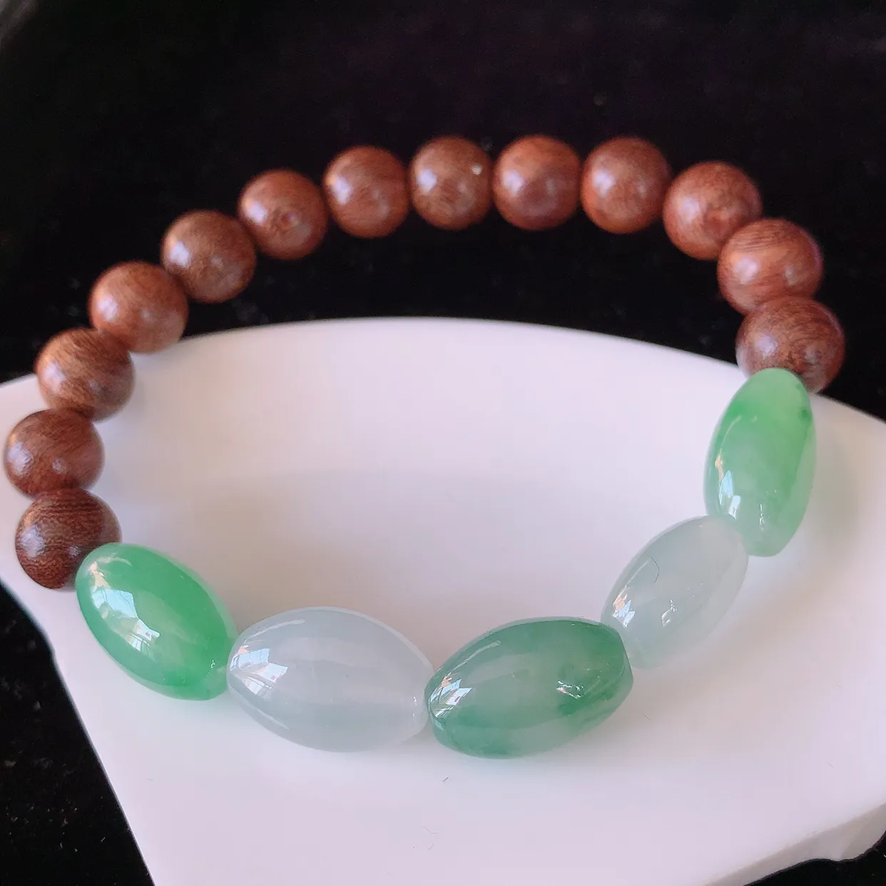 自然光实拍，冰种飘花翡翠手串，路路通手链，种老水足，冰清玉润  颜色漂亮  #001.1取一尺寸13.8*9.5*7.2mm