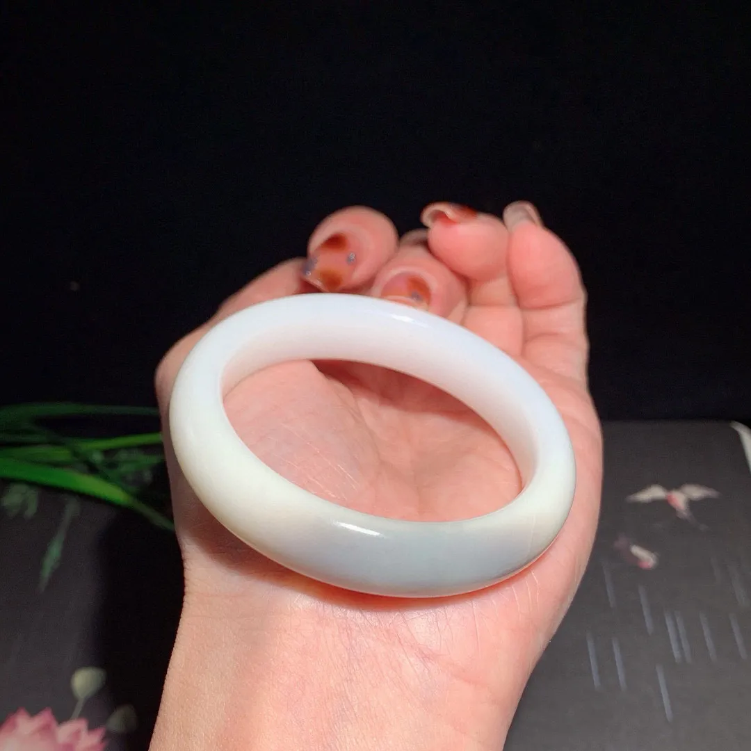 和田玉50.5圈口白玉俏色款手镯！50圈口紫罗兰色，玉质细腻油润 底色纯净 无裂无杂 脂粉好，品质好！