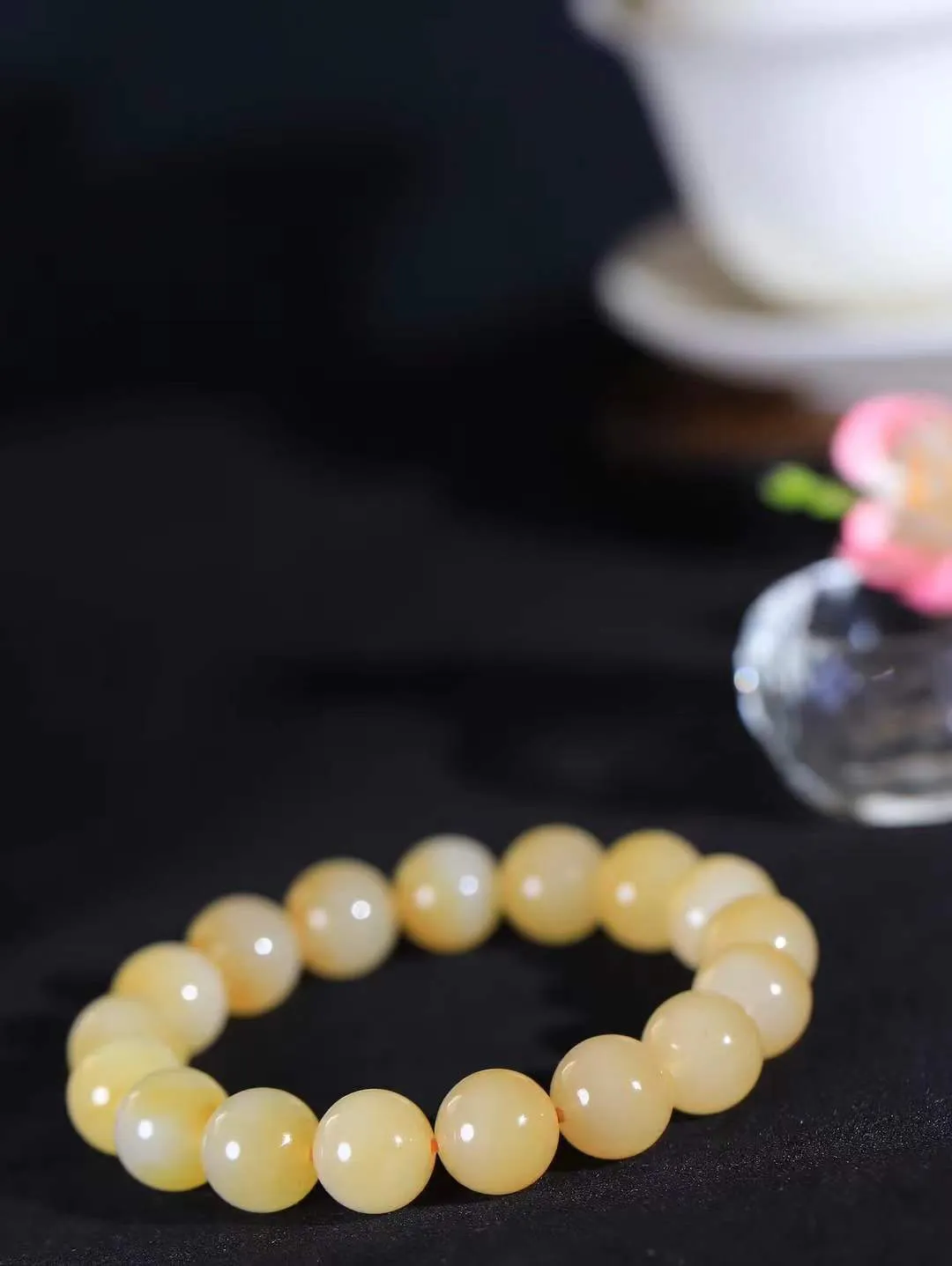 【珠圆玉润.手串】

精品和田玉糖白玉珠圆玉润手串 玉质温润细腻  整串打磨圆润，佩戴舒适。珠珠落玉盘，间关莺语花底滑，一生美好时光，无论身在何处，都有它相伴相守。事事顺遂，幸福美满，吉祥如意。重44.2克 尺寸取一11.8mm FDT-16125713