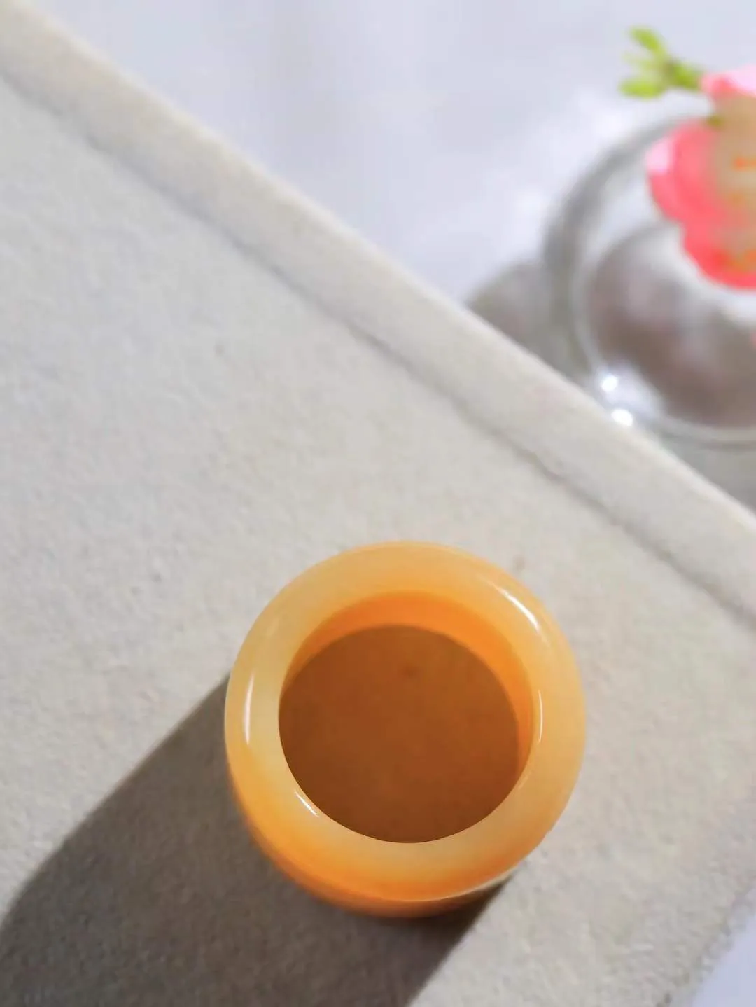 【古韵·扳指】

精品和田玉糖玉扳指，玉质温润，油润感十足， 整器古韵生辉。优雅高贵。运筹帷幄于掌中，决胜于千里之外。重26.2克 内径圈口22.5mm 尺寸21.3-5mm   FDA-36120742