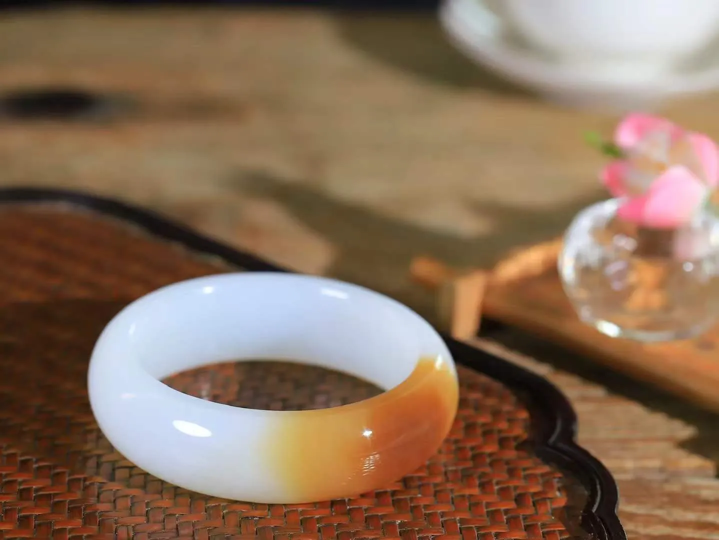 【婉约佳人.手镯】

收藏级臻品️和田玉糖白玉手镯 玉质温润细腻 油性十足 手感舒适，高华雅逸，线