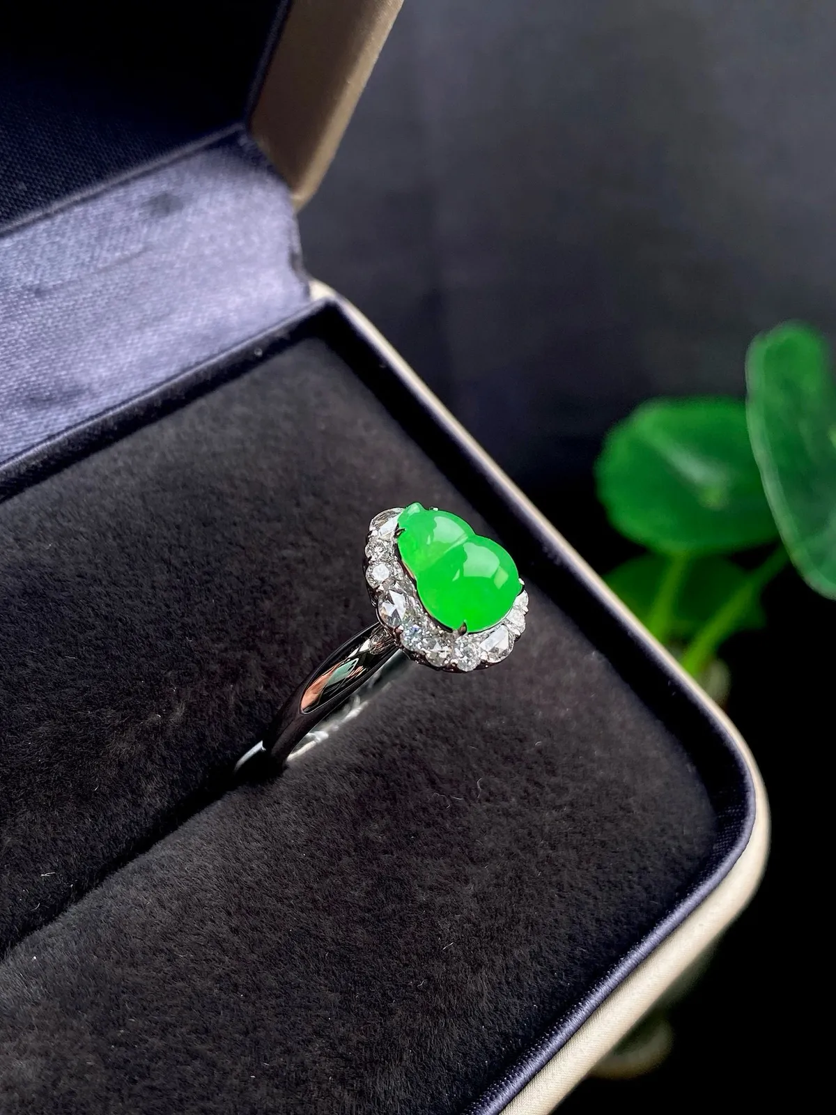 【冰种满绿葫芦戒指】质地细腻，冰润起光，胶感强烈，冰感明显，18K金钻精美镶嵌，裸石尺寸8.7*6.7*3.6毫米