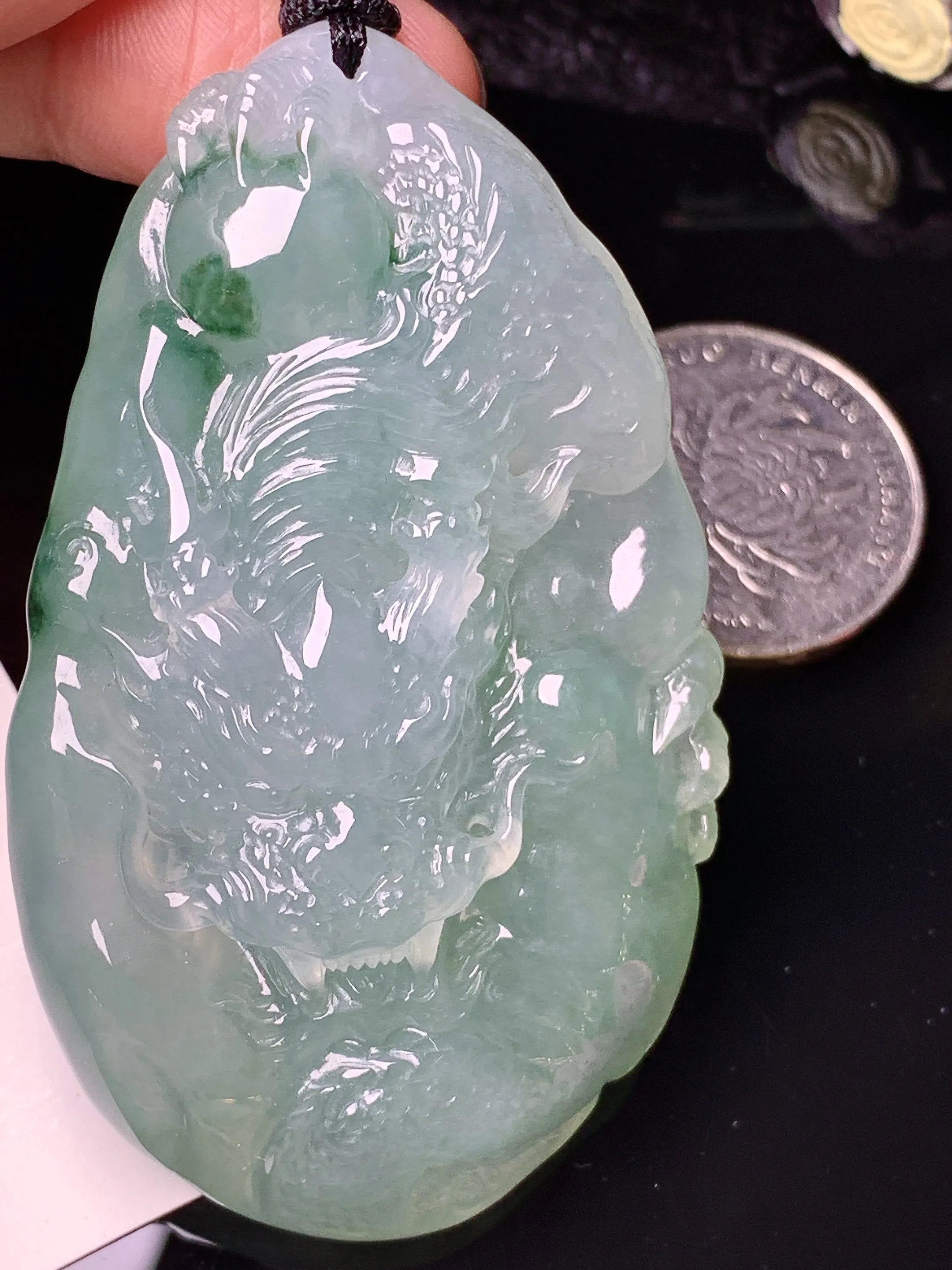 飘绿龙牌吊坠 玉质细腻 水润亮眼 色泽艳丽 整体尺寸65.3*40.5*13