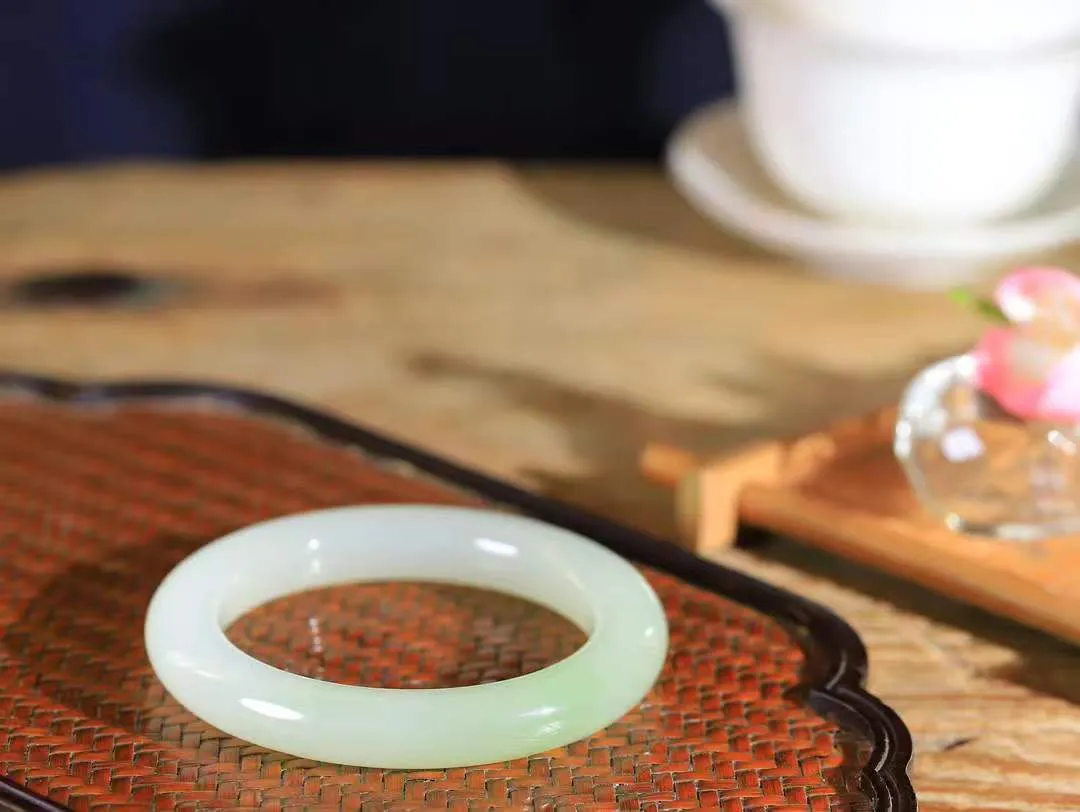 【翠色怡人.手镯】

收藏级臻品和田玉翠青手镯，精品超级美镯，玉质细腻饱满，️温润脂香，仙雾缥缈