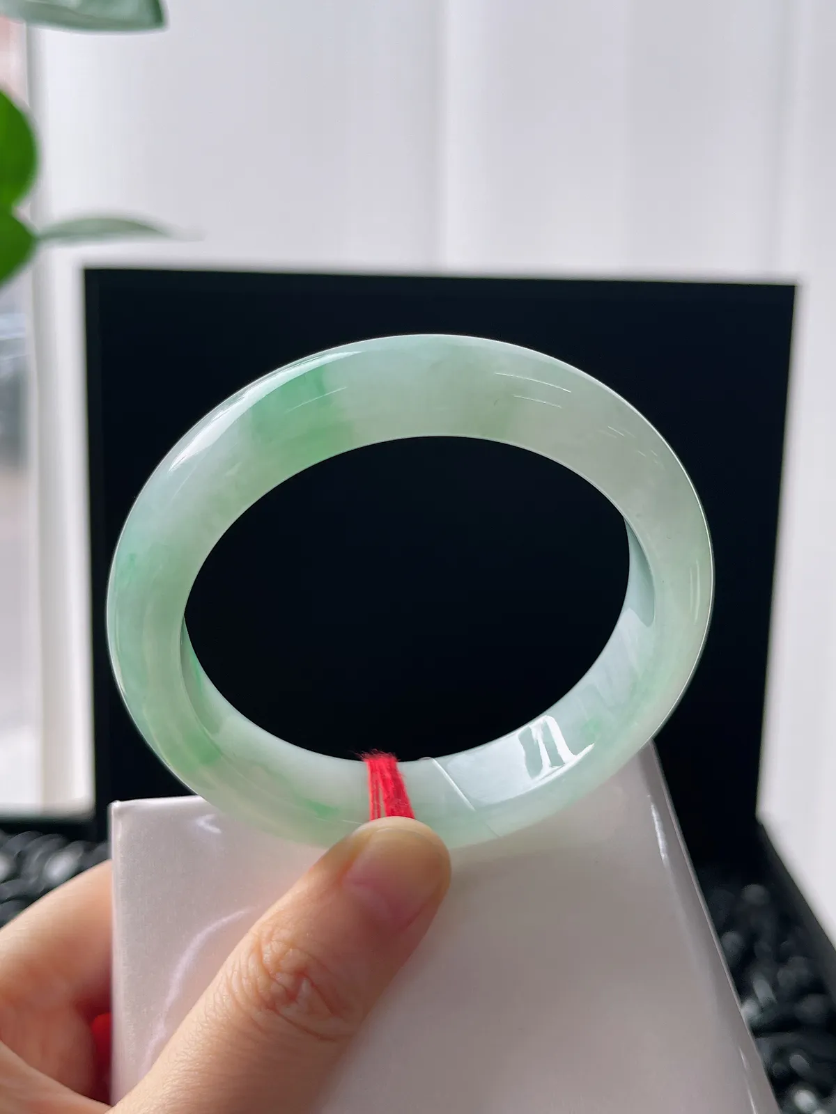 正圈55圈口，翡翠冰糯种淡绿色手镯