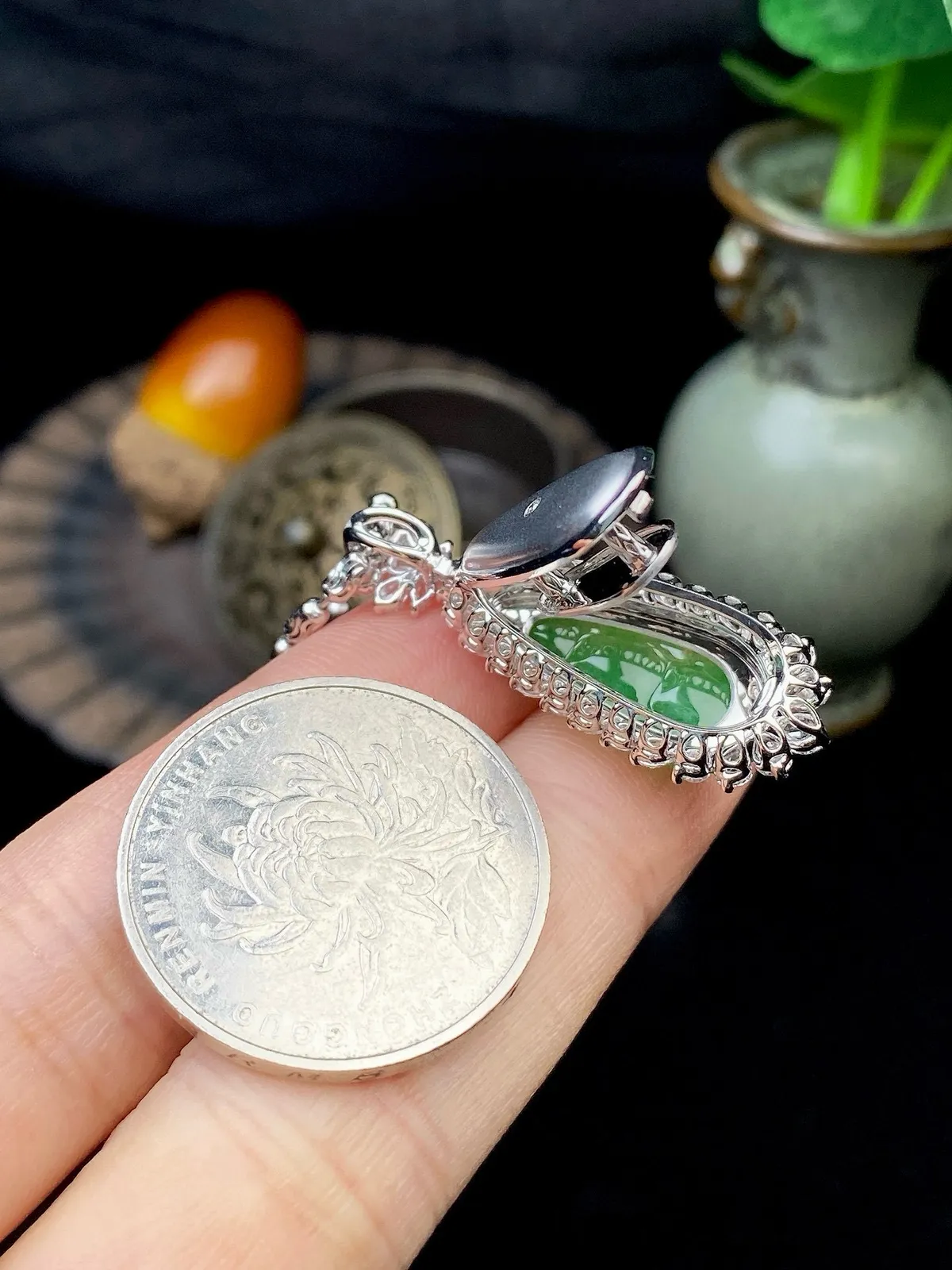 【冰种满绿福豆吊坠】种地上乘，冰感十足，通透起光，饱满圆润，18k金钻镶嵌，裸石尺寸20.1*9*3.6毫米。