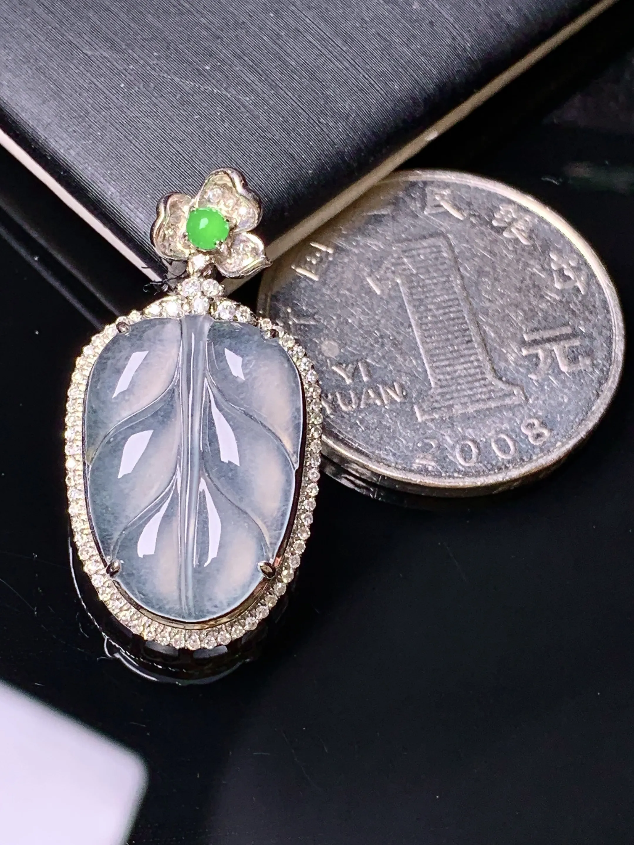 18k金钻镶嵌冰种树叶吊坠 玉质细腻 水润亮眼 色泽艳丽 整体尺寸29.6*15.7*6.8