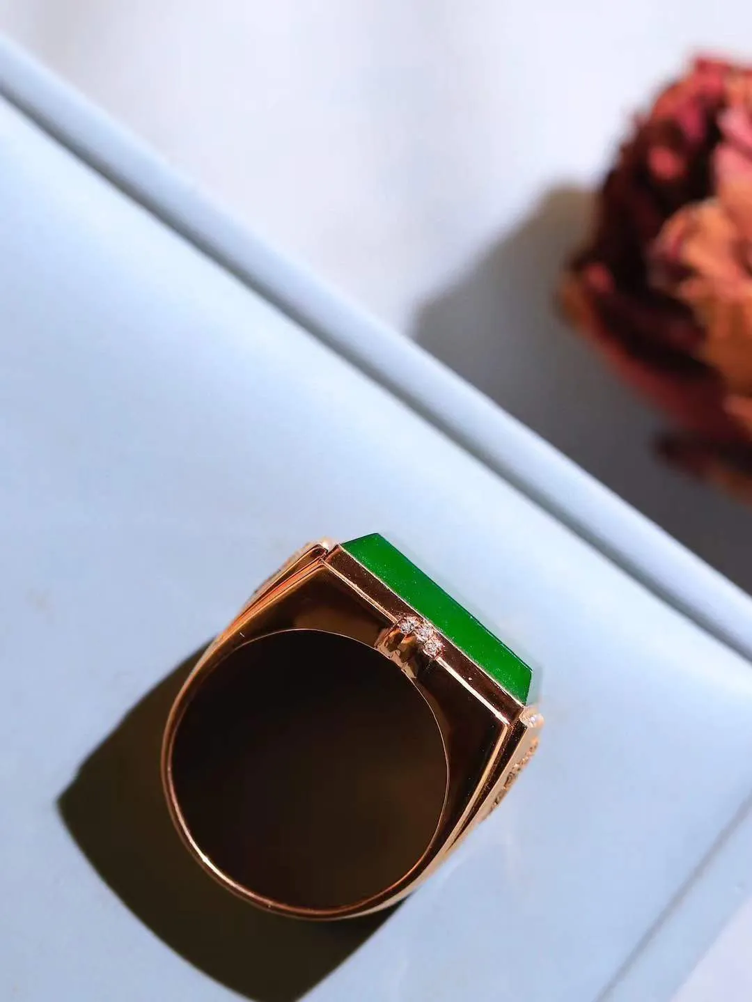 【金镶玉.戒指】

精品和田玉碧玉18k金戒指 玉质细腻温润 油性十足 ，不论时光如何流转变化，这枚戒指始终闪耀着最初的光芒。精工镶嵌18K金 （保真金 可检测贵金属18K金） 重7.6克 尺寸19.7-17.1-11.2mm 23120736A