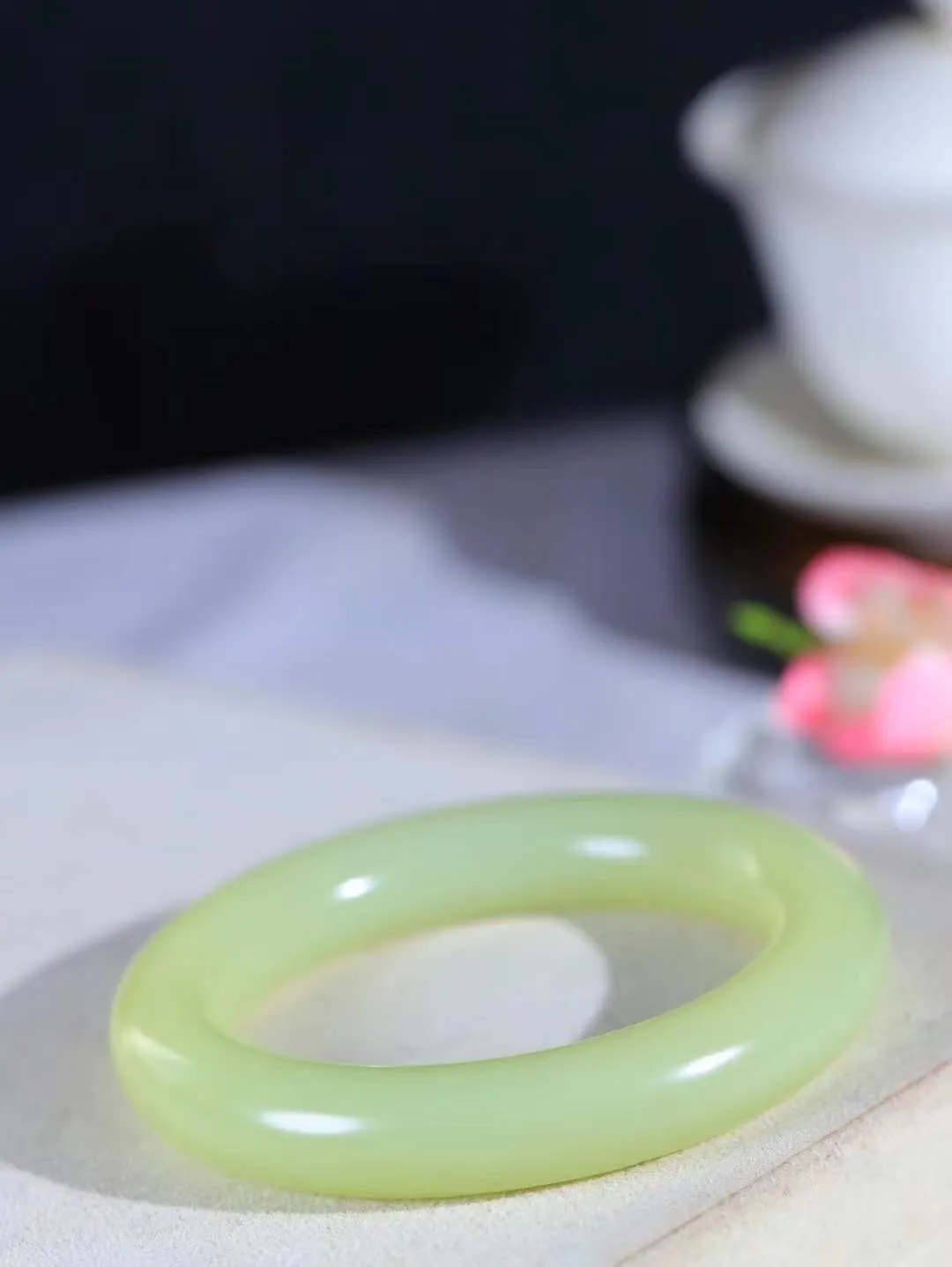 【玉佳人·手镯】

收藏级臻品️和田玉黄口手镯 ，玉质细腻油润，做工细致精美，端庄素雅，亭亭玉立，芊芊素手。芊芊素手，怎能忘镯？秀美条，更显婀娜。内径55.5mm 尺寸12.3-12.3mm重78.5克 69120784T