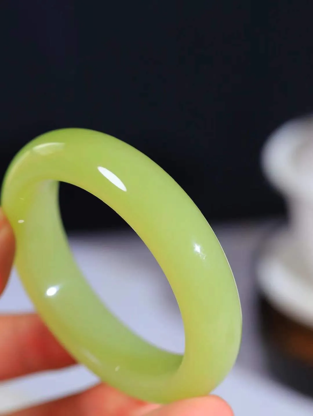 （一见倾心.手镯）

典藏级臻品️和田玉黄口手镯，玉质温润细腻 油性十足 手感舒适，高华雅逸，线条流畅，简约大气，美自天成，素雅高贵。佩戴于腕间，婉约之美，举手投足间透出那低调奢华。重71克 尺寸53.5-15-10mm16126730T