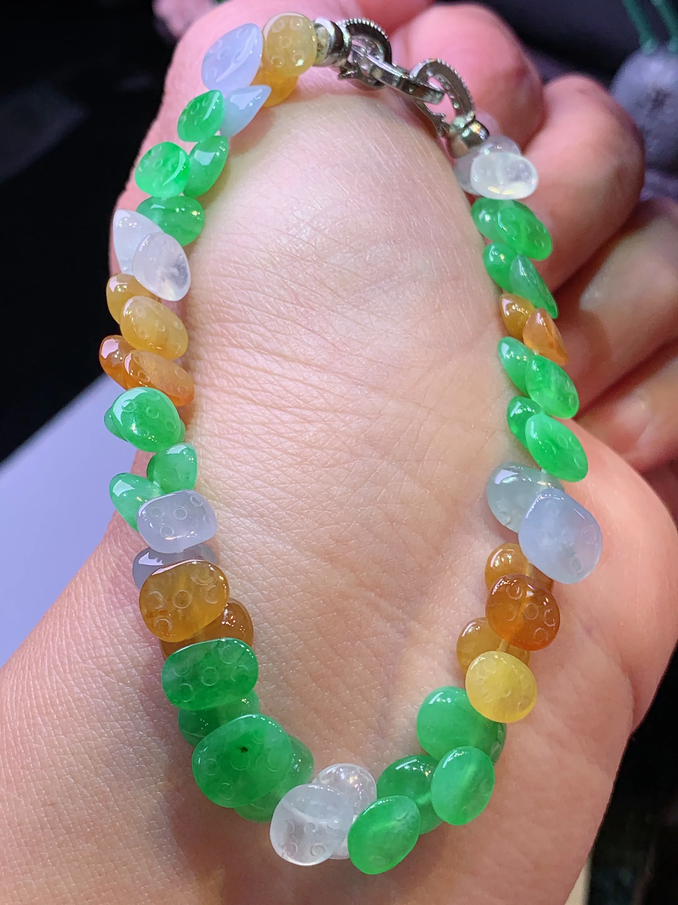 多彩莲蓬手链 玉质细腻 水润亮眼 色泽艳丽 整体尺寸7.8*5.5*3