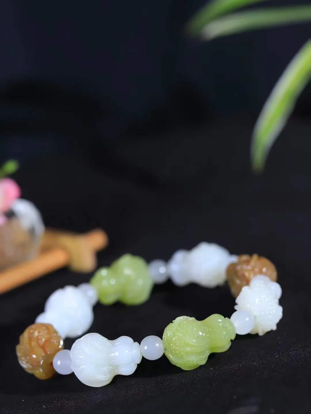 【百财聚来·手串】

精品和田玉三色白菜手串，玉质温润细腻，手感上佳，精工雕琢白菜，造型精致，根