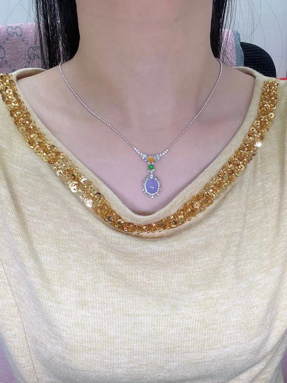 【冰种紫蛋面吊坠】质地细腻，饱满度很好，晶莹剔透，18k金钻镶嵌，裸石尺寸10.8*8.8*4.1毫米