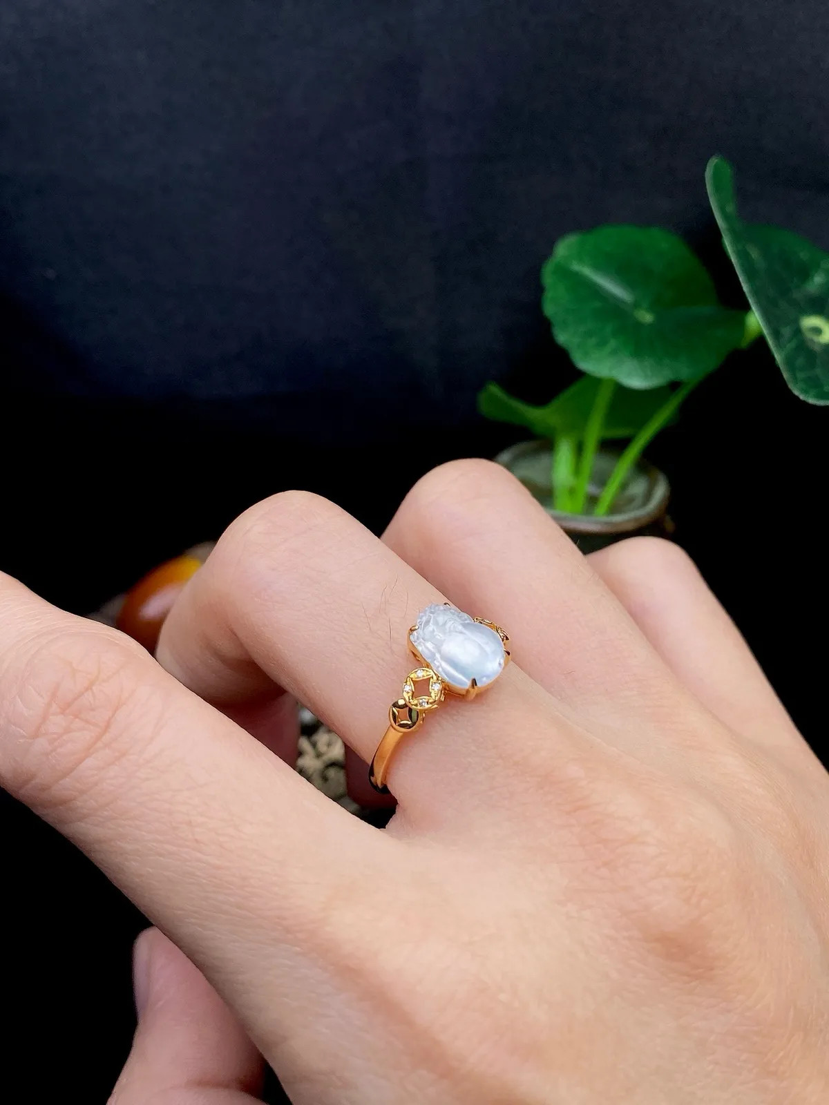 【冰种貔貅戒指】质地细腻，饱满度很好，晶莹剔透，18k金钻镶嵌，裸石尺寸8.6*6.8*3.7毫米