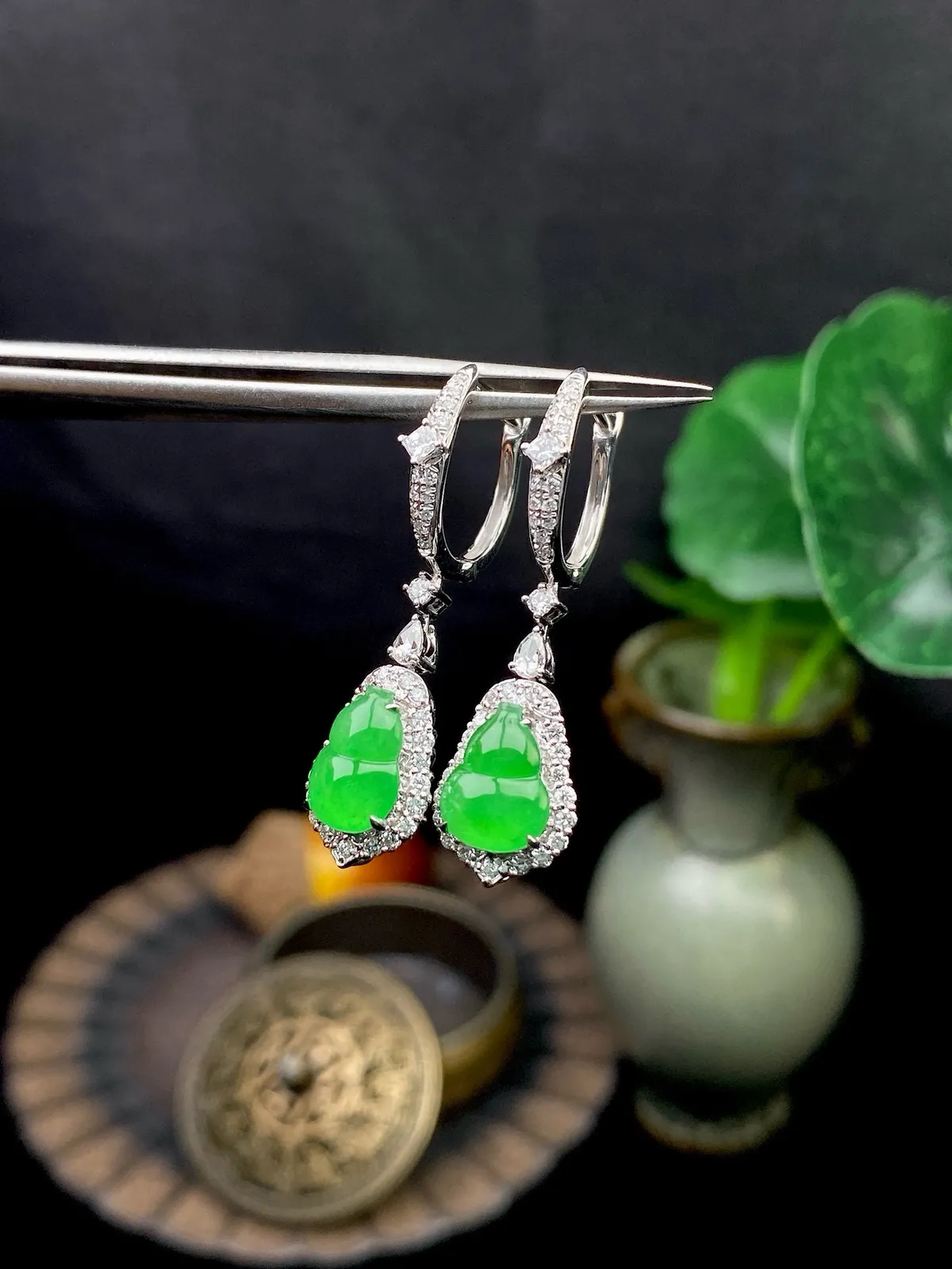 【冰种满绿葫芦耳坠】质地细润，色泽很满，18K金钻镶嵌，裸石尺寸8.3*6.3*3毫米