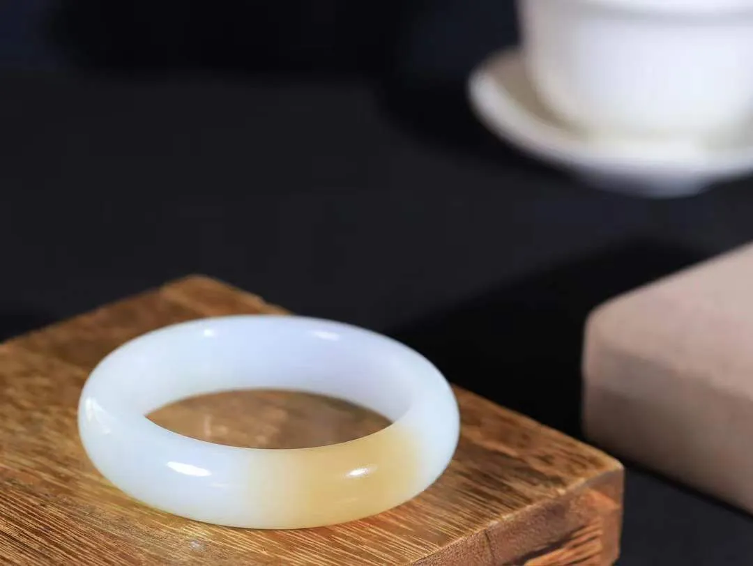 【暖玉生香·手镯】

收藏级和田玉糖白玉手镯，质地油润细腻，色泽高贵典雅，镯型古朴典雅。在诗情画意