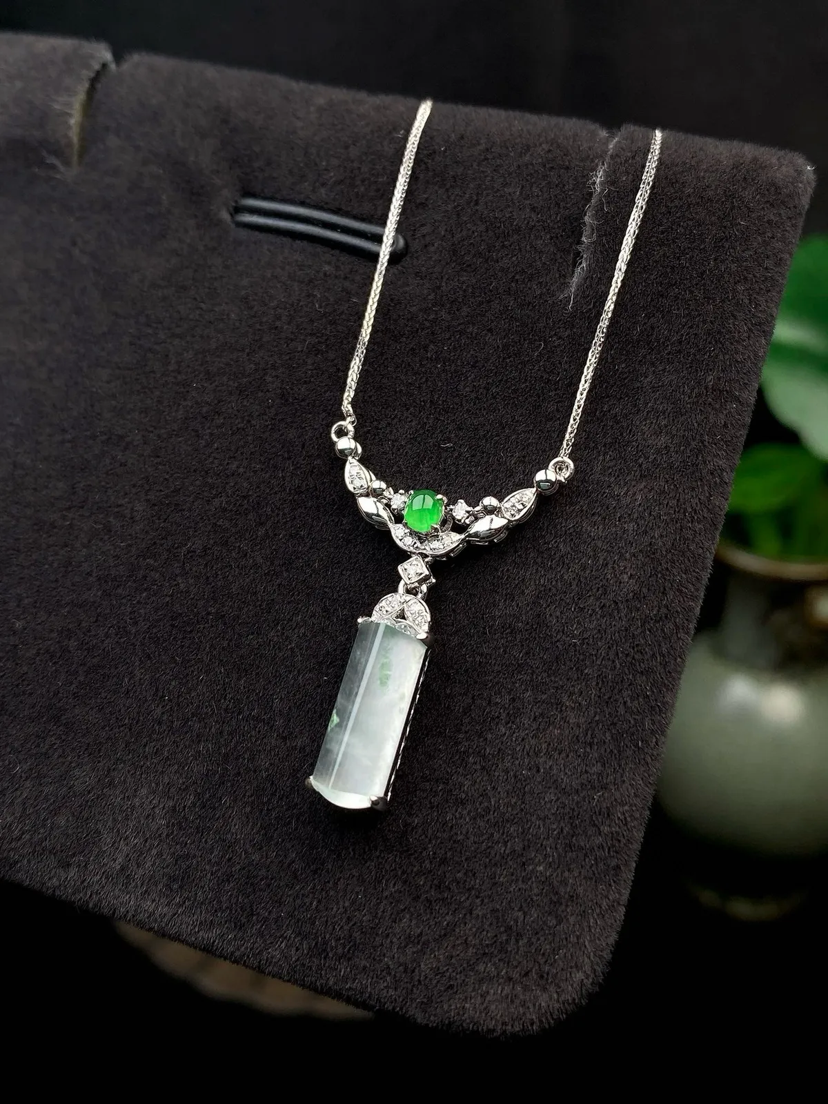 【冰种无事柱】精品，种水上乘，通透闪亮，晶莹剔透。18K金钻镶嵌，裸石尺寸12.2*4.6*3.2毫