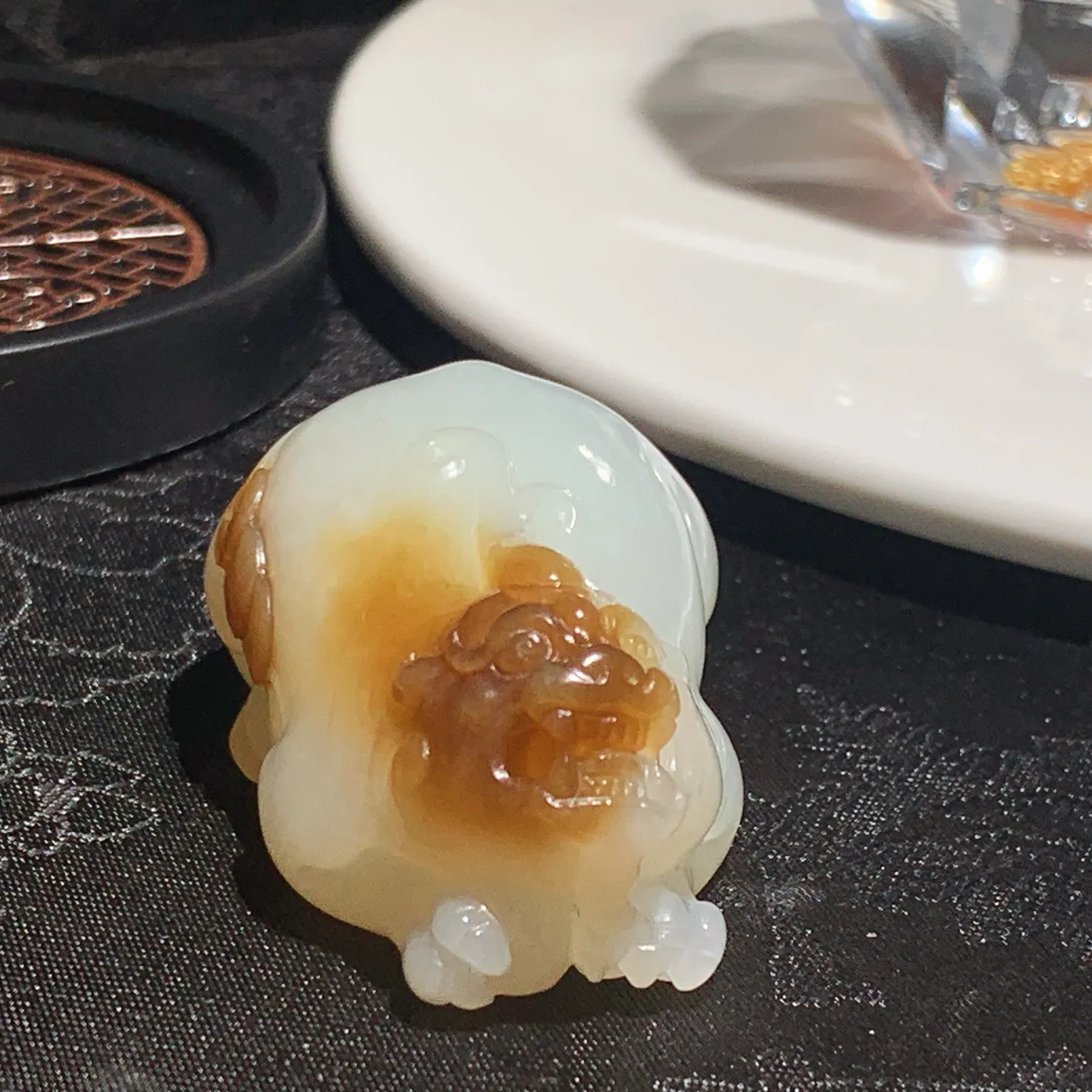 新疆且末糖招财进宝貔貅挂件。尺寸50/29/22重51克。玉质细腻油润。手推出油。佩戴高端典雅。lt251206