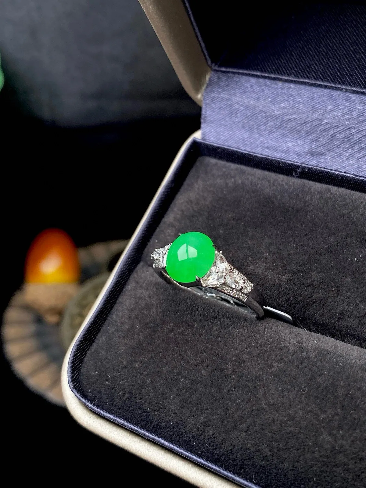 【冰种满绿蛋面戒指】种水色俱全，冰透闪亮，通透感饱满度很好，18k金钻镶嵌，裸石尺寸8.2*7.4*3.6毫米，圈口可改
