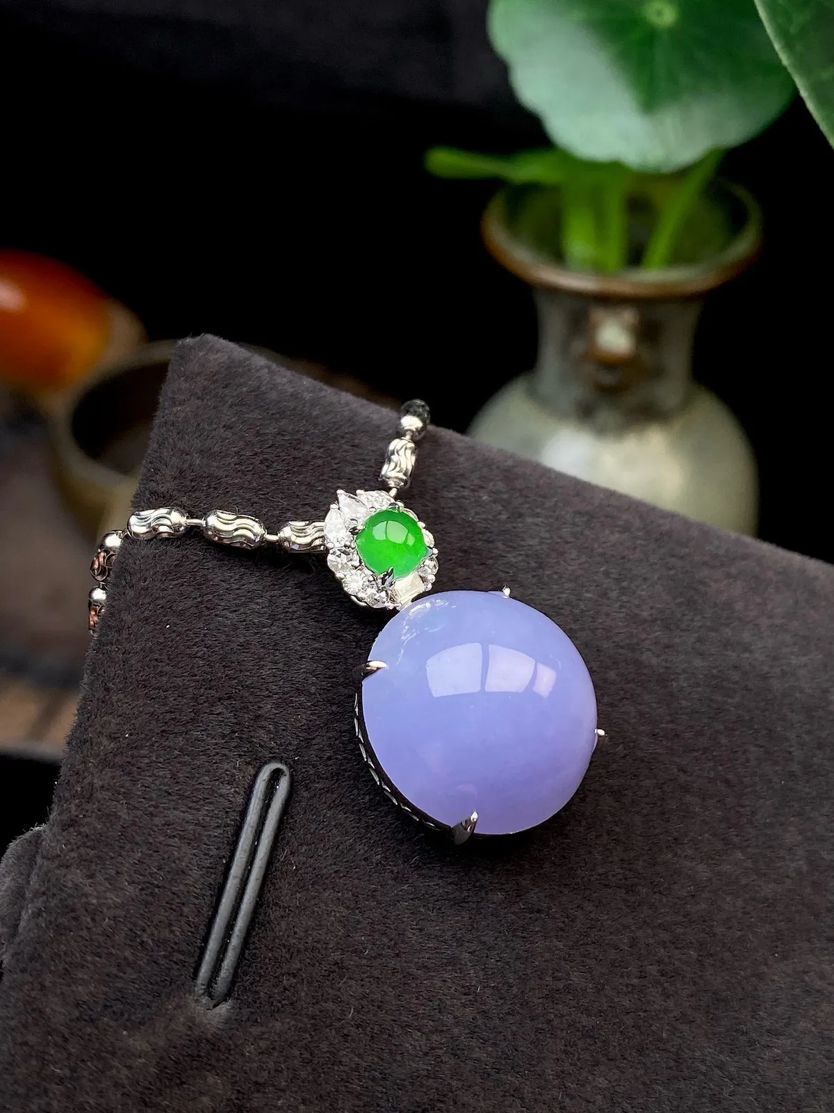 【冰种紫蛋面吊坠】质地细腻，饱满度很好，晶莹剔透，18k金钻镶嵌，裸石尺寸14.8*8.5毫米