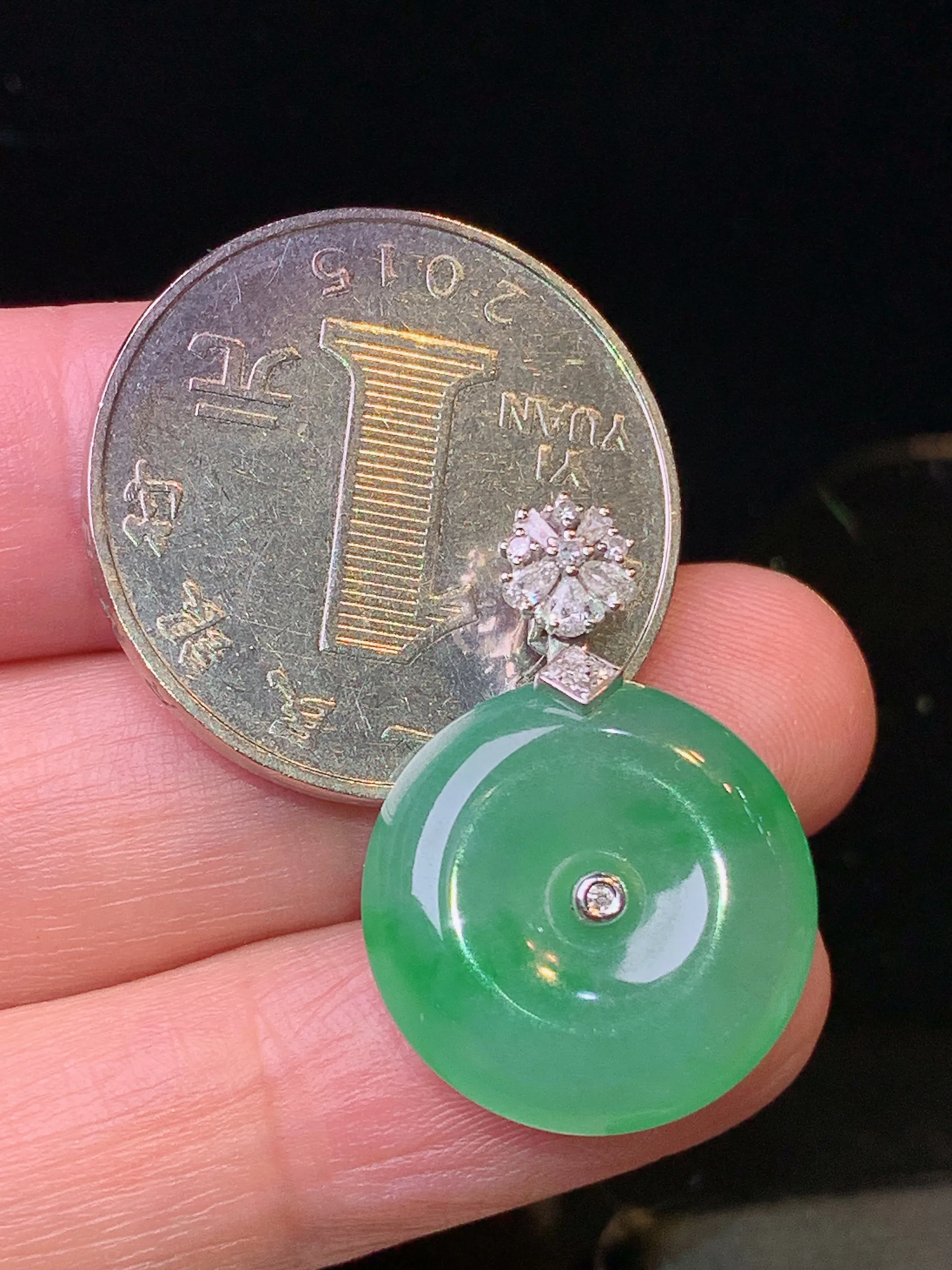 18k金钻镶嵌翠绿平安扣吊坠 玉质细腻 水润亮眼 色泽艳丽 整体尺寸25.2*17.8*5