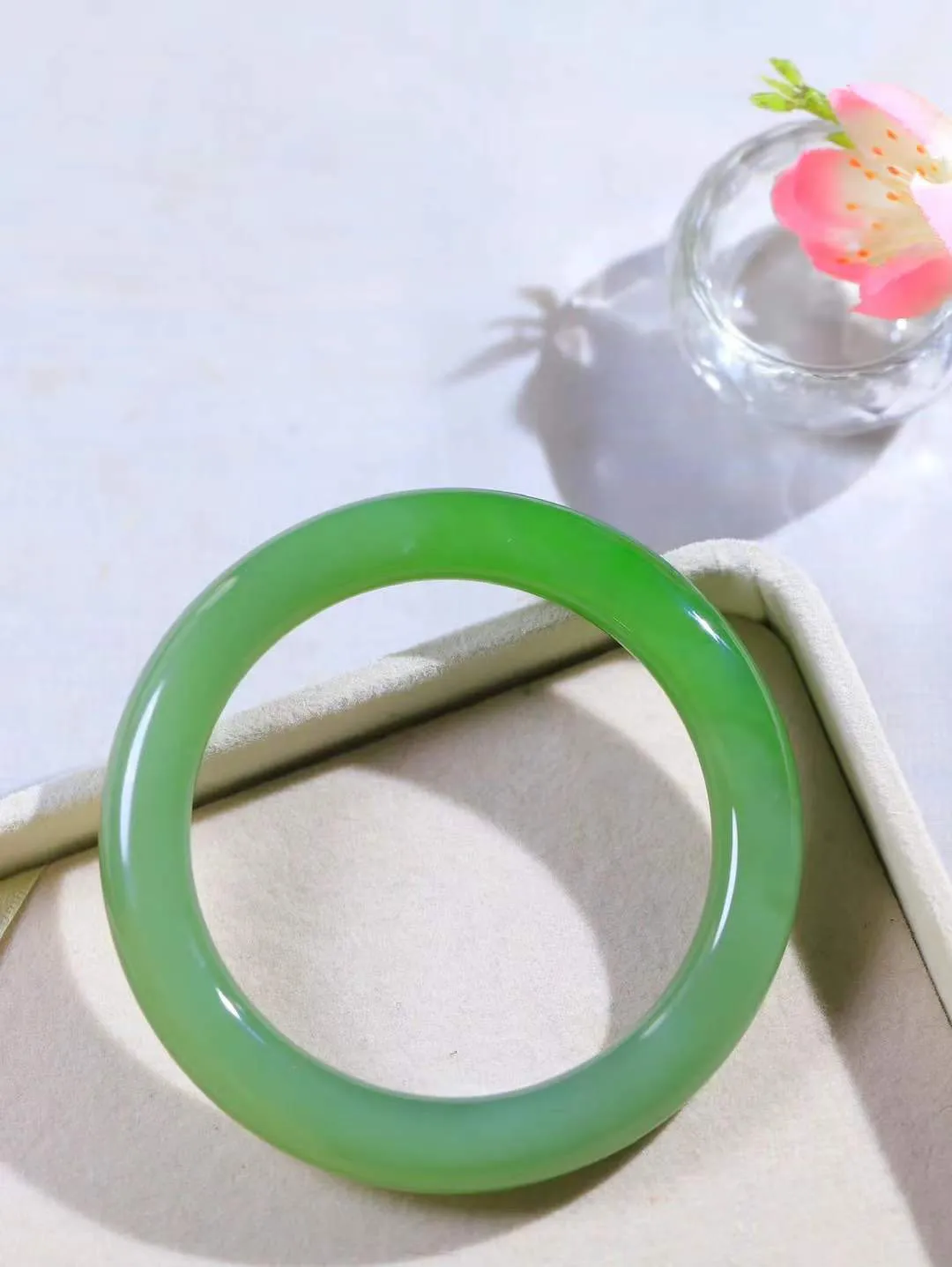 【碧波流转·手镯】

精品和田玉碧玉圆条手镯，玉质细腻温润，手感舒适，️线条流畅，简约大气，美自天成，佩戴于腕间，婉约之美，举手投足间透出那份低调奢华，醉人心扉。
重55.6克 内径圈口58.5mm 尺寸10-10.2mm  FDT-65120733