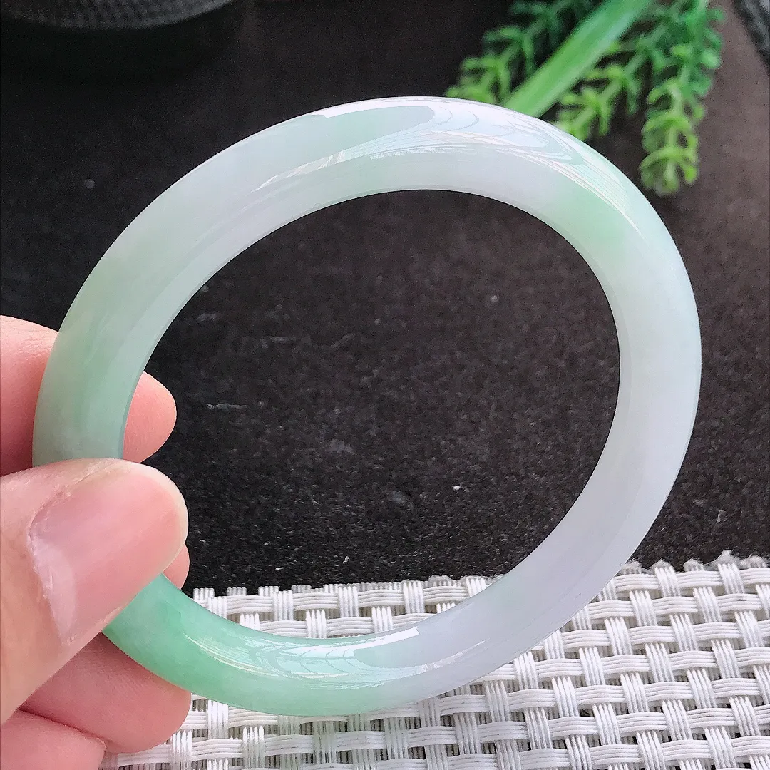 天然A货翡翠56/8.4/8.9老坑冰胶水灵飘绿圆条手镯玉镯