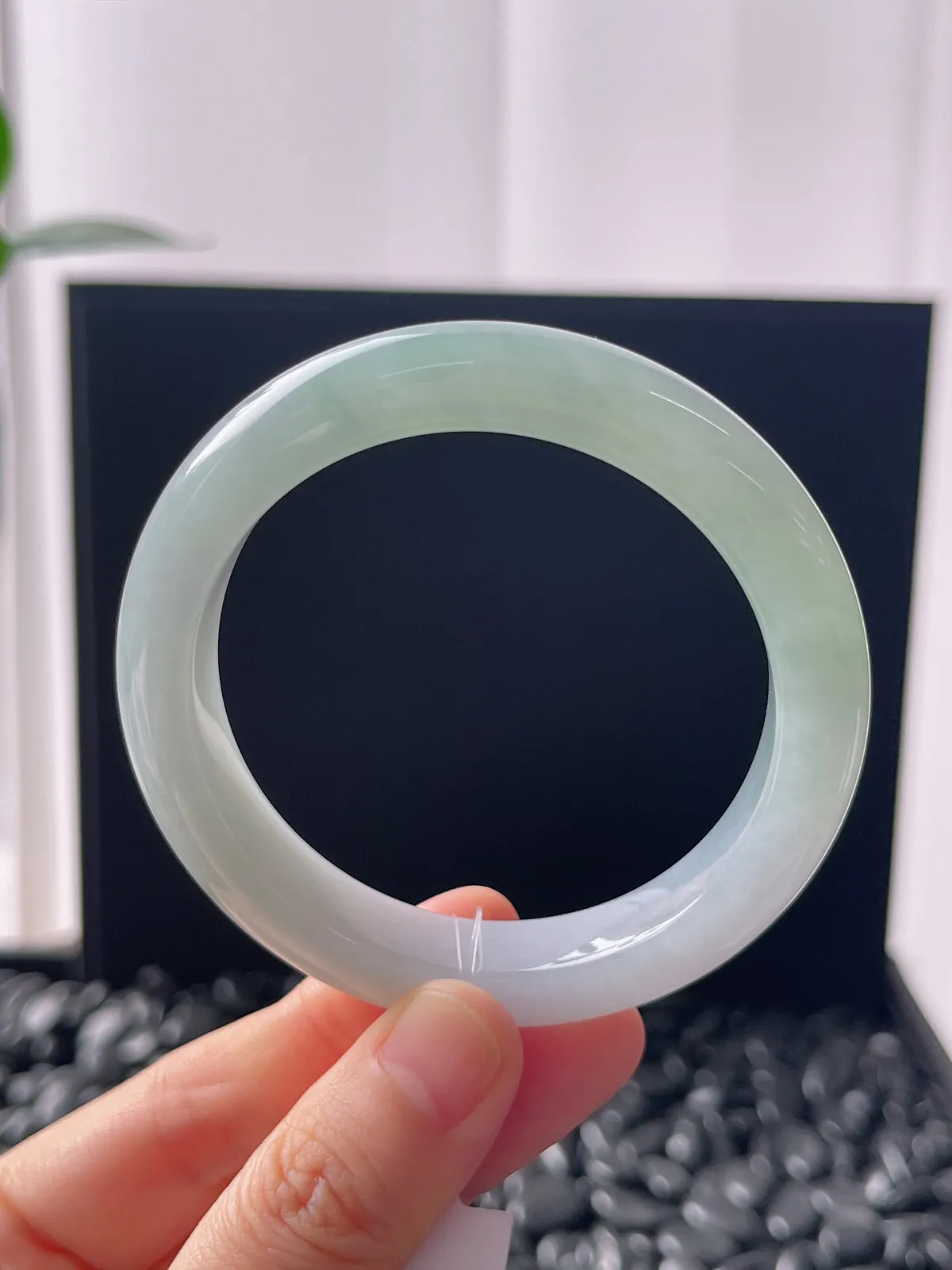 正圈53.5圈口，翡翠冰糯种浅绿色手镯