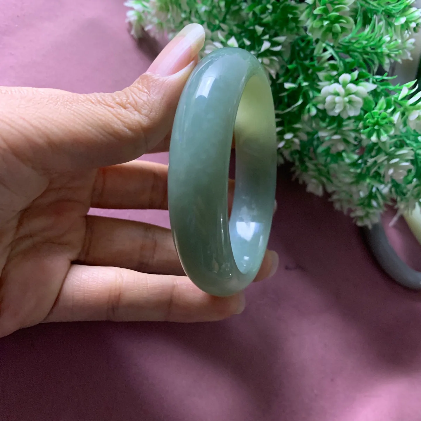 60圈口和田玉且末蓝手镯【挽间柔情】，镯型古朴典雅。在诗情画意的雨巷相遇，你是我腕间的一抹风情，有你眸有深情.清风荡漾湖间静水，我愿俯身低眉，在烟波涟漪处寻你