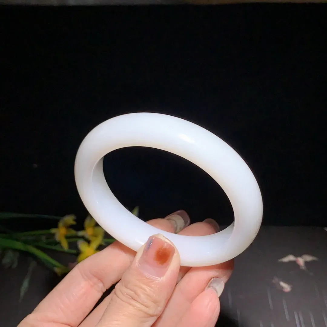 和田玉55圈口羊脂白手镯！玉质细腻油润 底色纯净 无裂无黑 脂粉好，品质好！