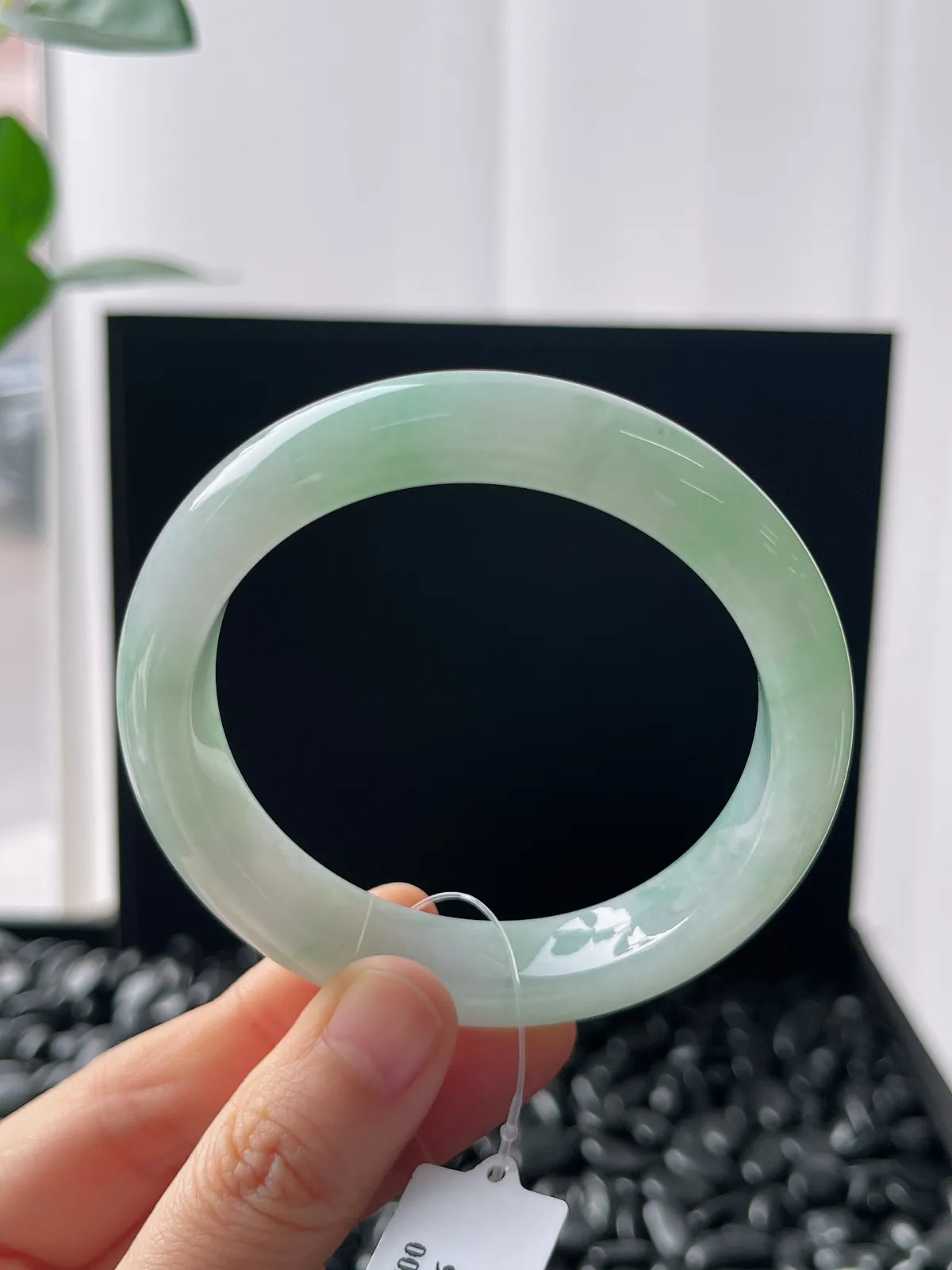 正圈55圈口，翡翠冰糯浅绿色手镯