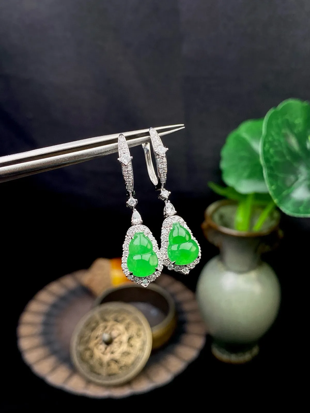 【冰种满绿葫芦耳坠】质地细润，色泽很满，18K金钻镶嵌，裸石尺寸8.3*6.3*3毫米