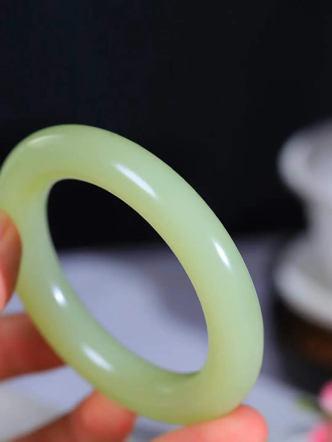 【玉佳人·手镯】

收藏级臻品️和田玉黄口手镯 ，玉质细腻油润，做工细致精美，端庄素雅，亭亭玉立，芊芊素手。芊芊素手，怎能忘镯？秀美条，更显婀娜。内径55.5mm 尺寸12.3-12.3mm重78.5克 69120784T