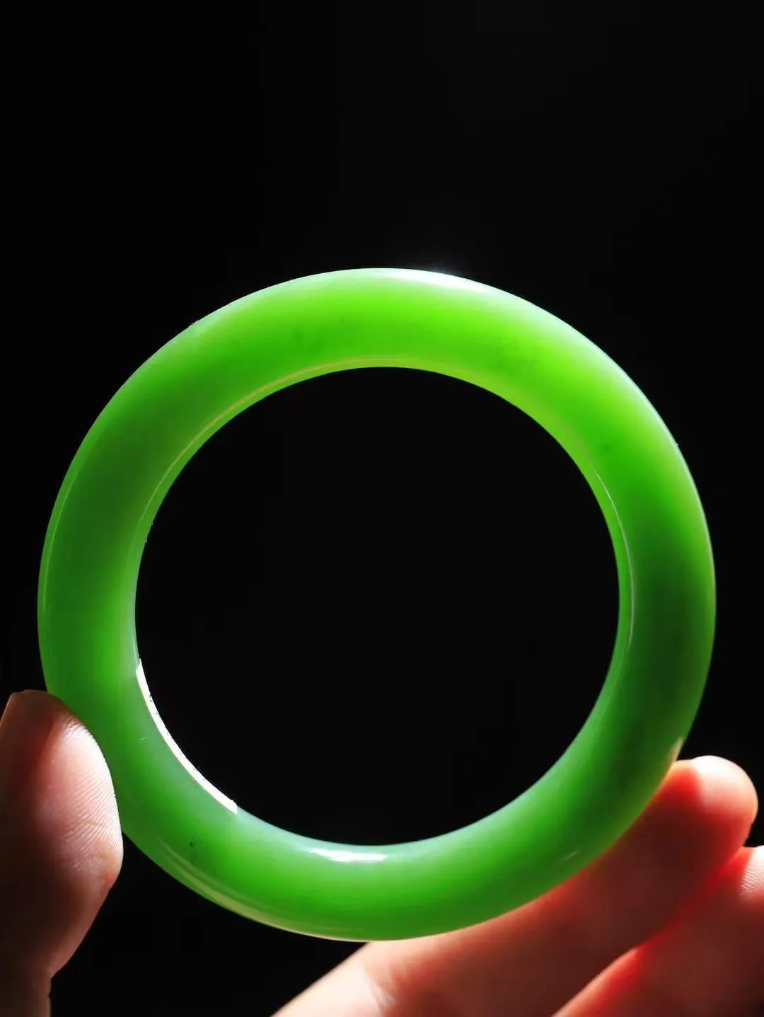 【温润如心.镯】

收藏级臻品️和田玉碧玉圆条手镯，精选上等碧玉料，色泽清透，质地细腻。佩戴它，感受千年玉文化的温润与优雅，愿它为您带来平安与幸福。重55.2克  尺寸54-10.5-10.9mm  10120611A