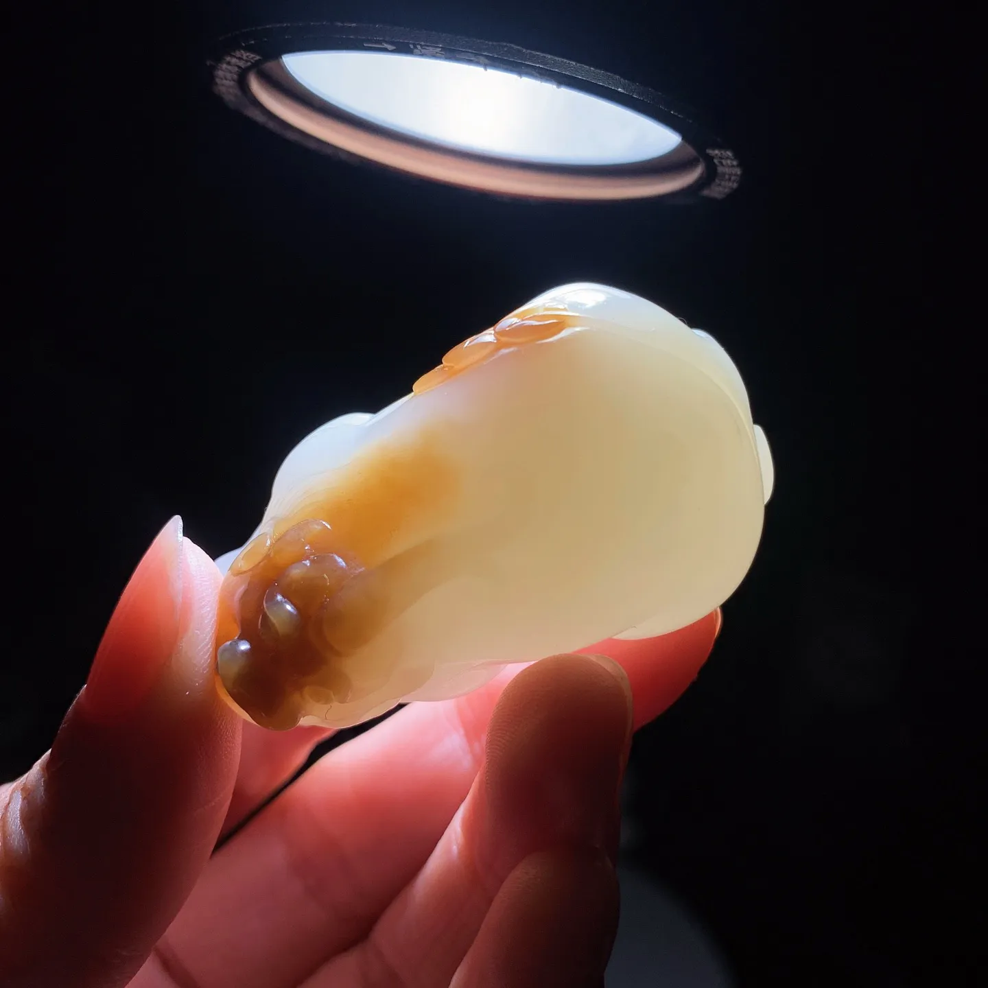 新疆且末糖招财进宝貔貅挂件。尺寸50/29/22重51克。玉质细腻油润。手推出油。佩戴高端典雅。lt251206