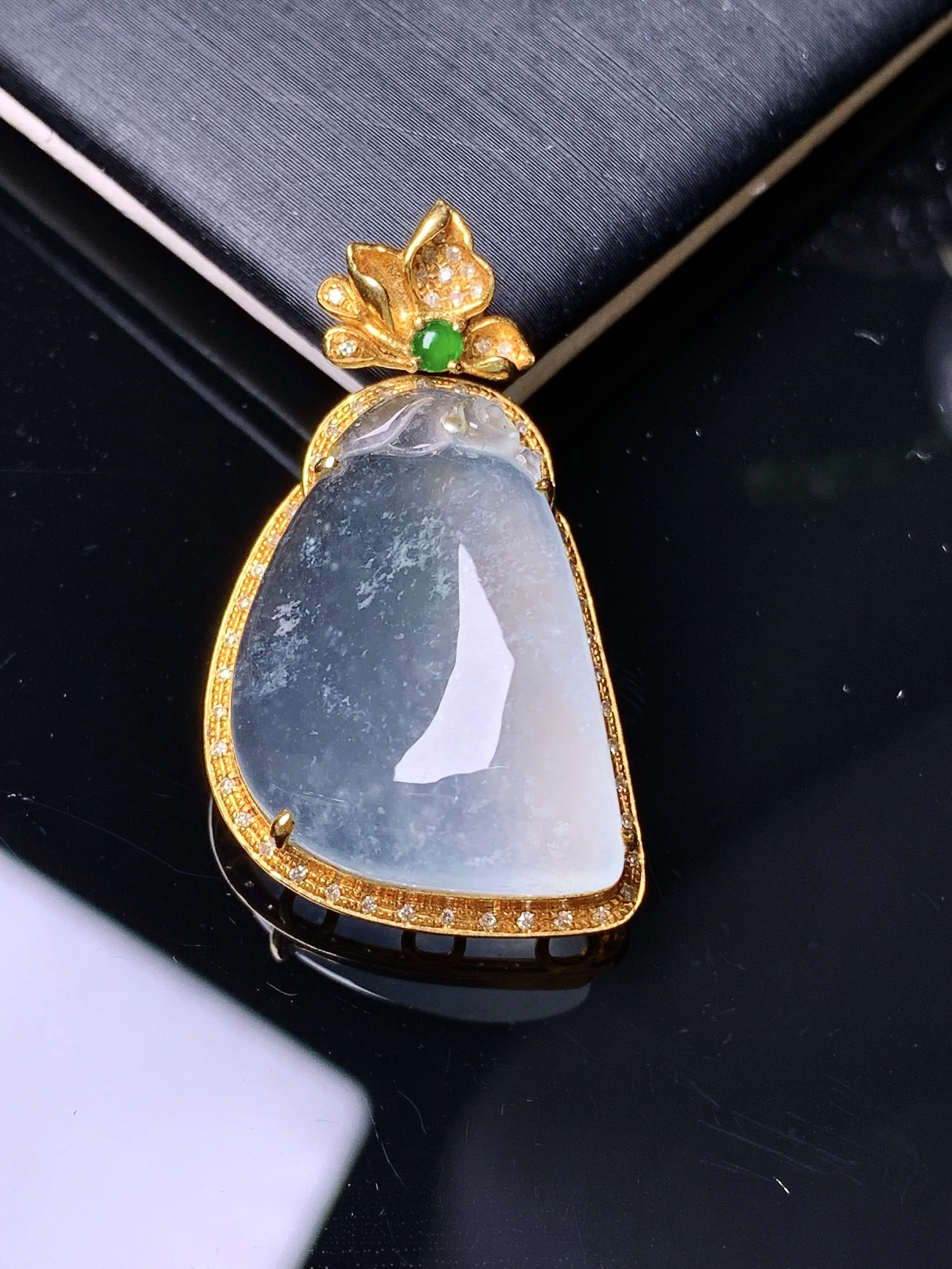 18k金钻镶嵌冰种福瓜吊坠 玉质细腻 水润亮眼 色泽艳丽 整体尺寸22.5*15.2*6