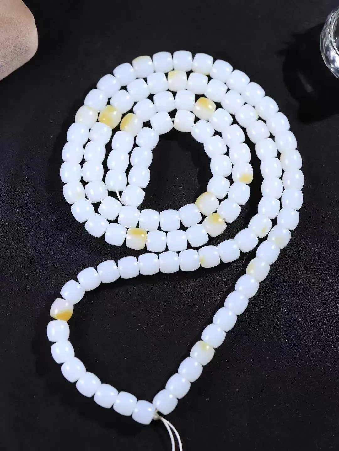 【链.108】

收藏级臻品️和田玉糖白玉直切珠108挂链 玉质温润细腻 油性十足 佩戴舒适。珠珠落玉盘，间关莺语花底滑，一生美好时光，无论身在何处，都有它相伴相守。事事顺遂，幸福美满，吉祥如意。重135克 尺寸取一8.2-8.9mm FDT-78124793