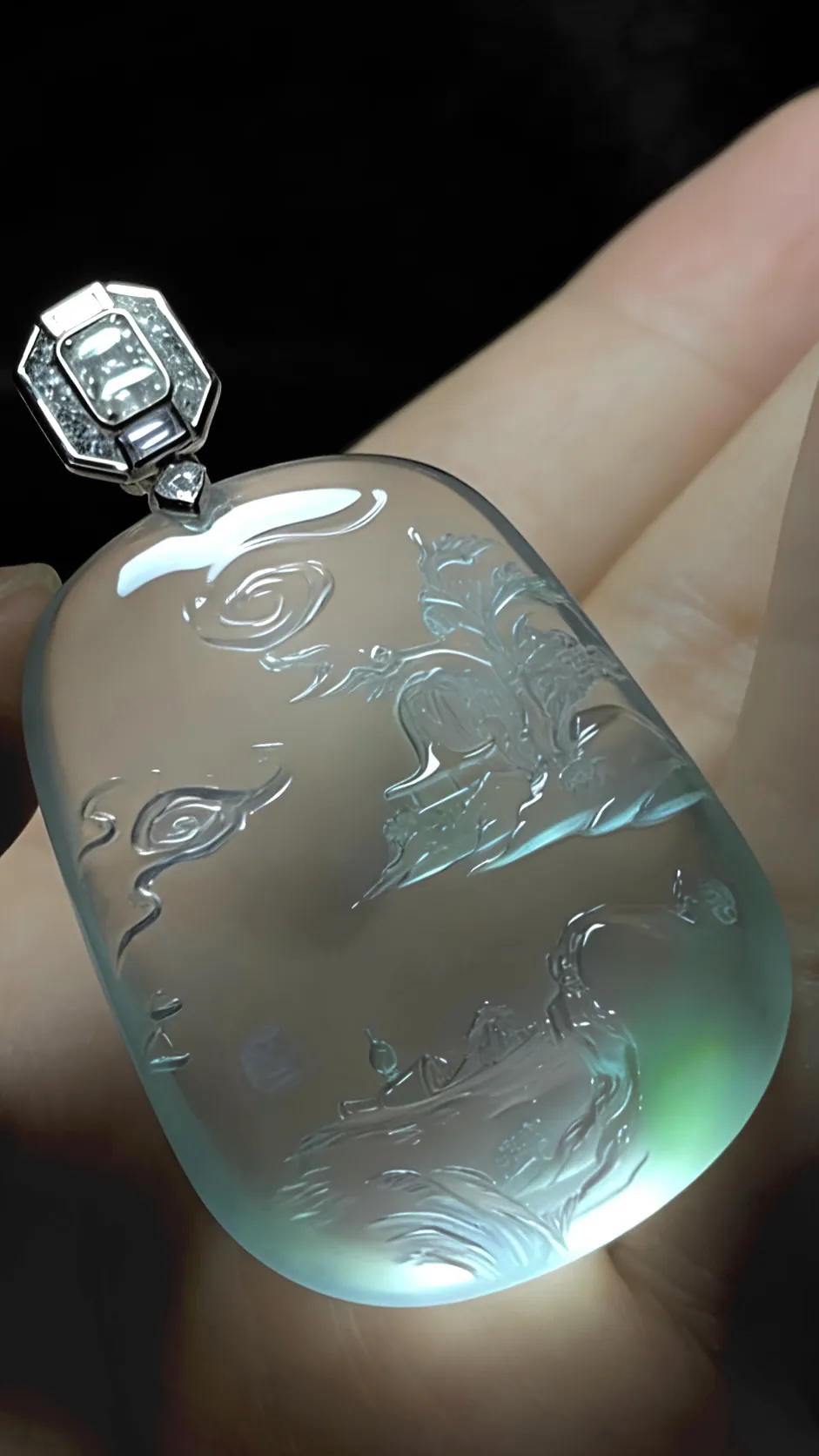 【宁静致远】，山水牌子，
凝一汪清润翡翠，镌千里山水诗意。流云绕峰，扁舟泛水，方寸玉牌间藏尽江南烟霞，皆是东方雅韵的温柔与悠远。
王伟骐玉雕艺术作品，裸石48-37.5-9mm，
18K金，南非钻，34.1g，