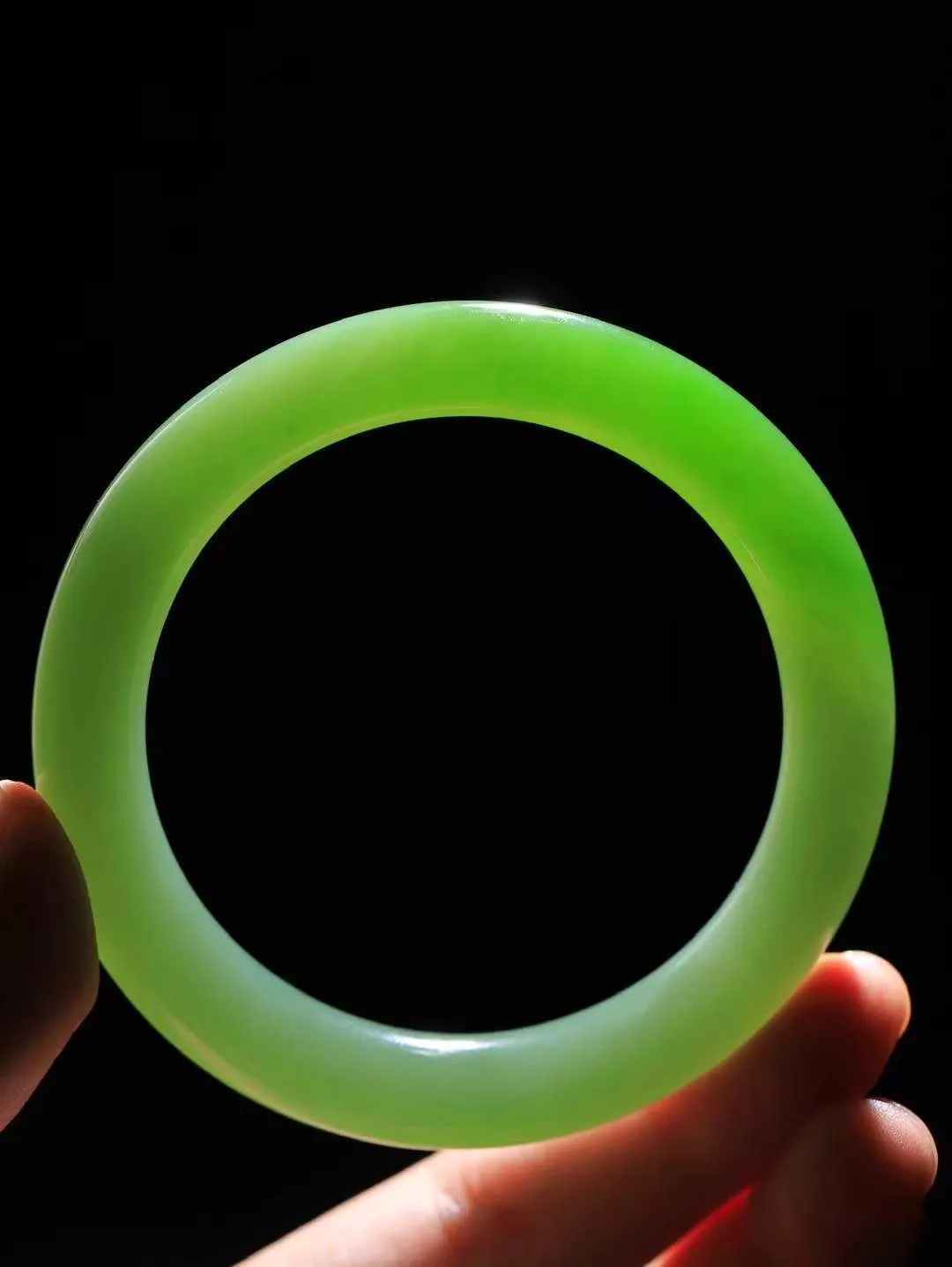 【碧波流转·手镯】

精品和田玉碧玉圆条手镯，玉质细腻温润，手感舒适，️线条流畅，简约大气，美自天成，佩戴于腕间，婉约之美，举手投足间透出那份低调奢华，醉人心扉。
重55.6克 内径圈口58.5mm 尺寸10-10.2mm  FDT-65120733